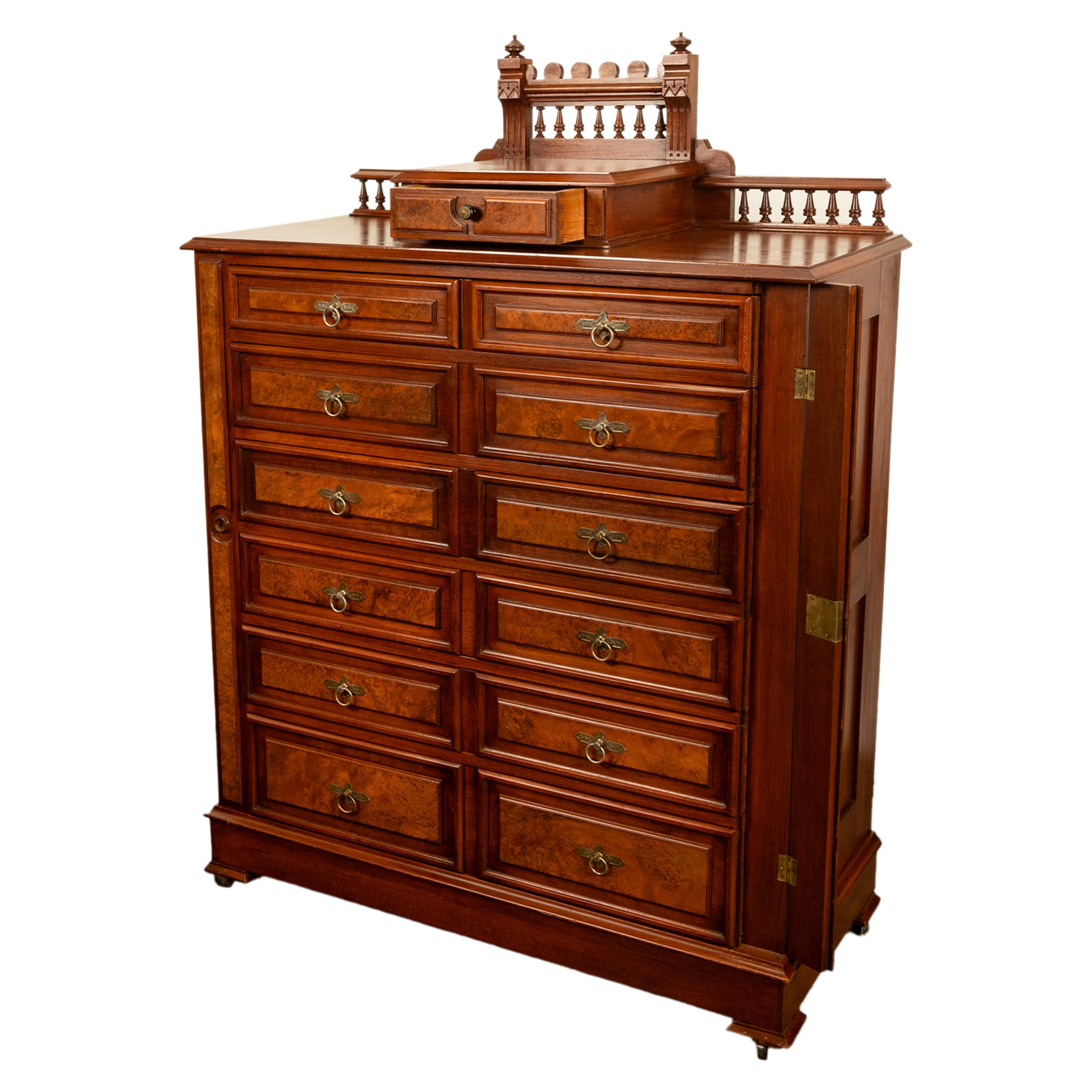 Noce Antico comò americano in radica di noce con serratura Eastlake Highboy 1870 in vendita