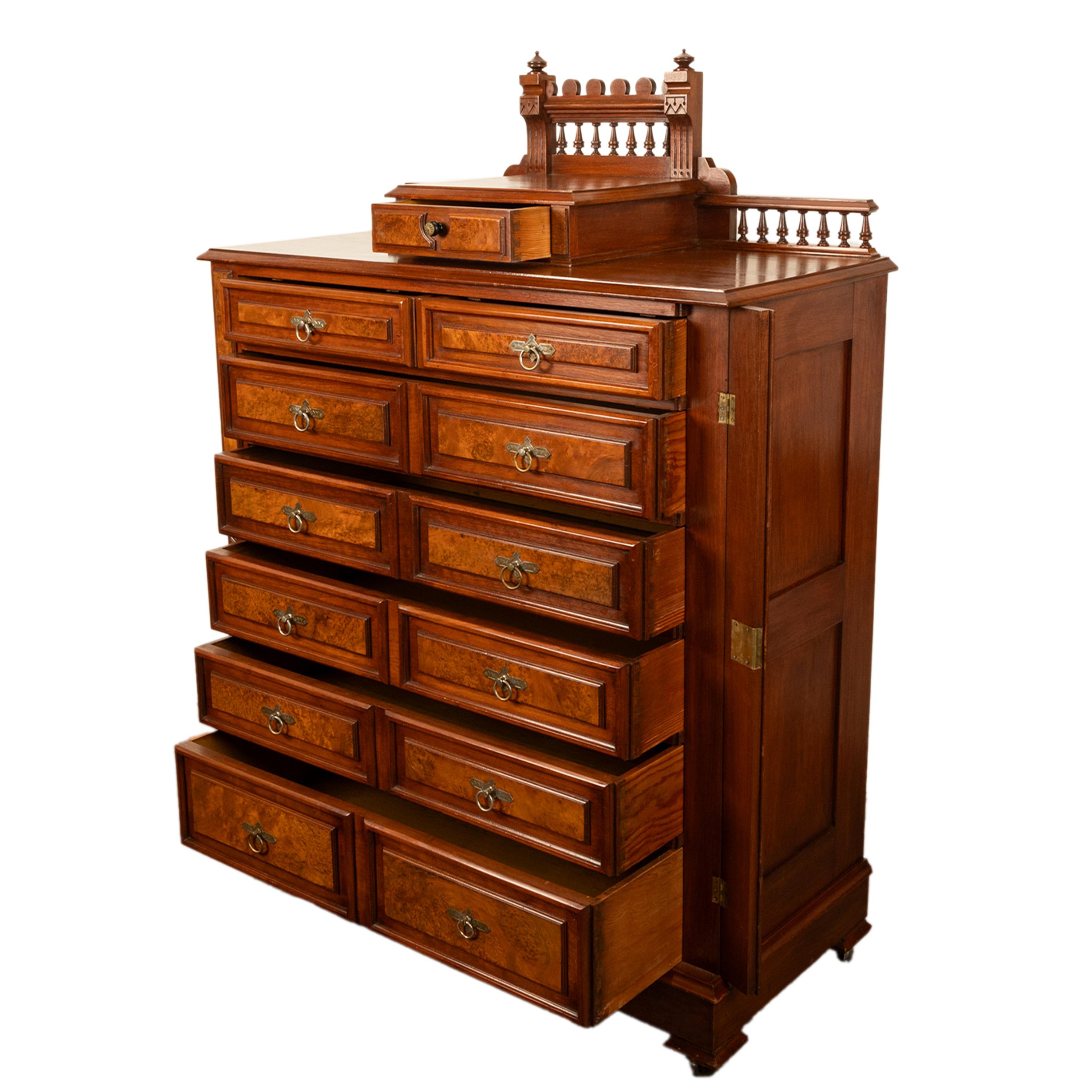 Antico comò americano in radica di noce con serratura Eastlake Highboy 1870 in vendita 1