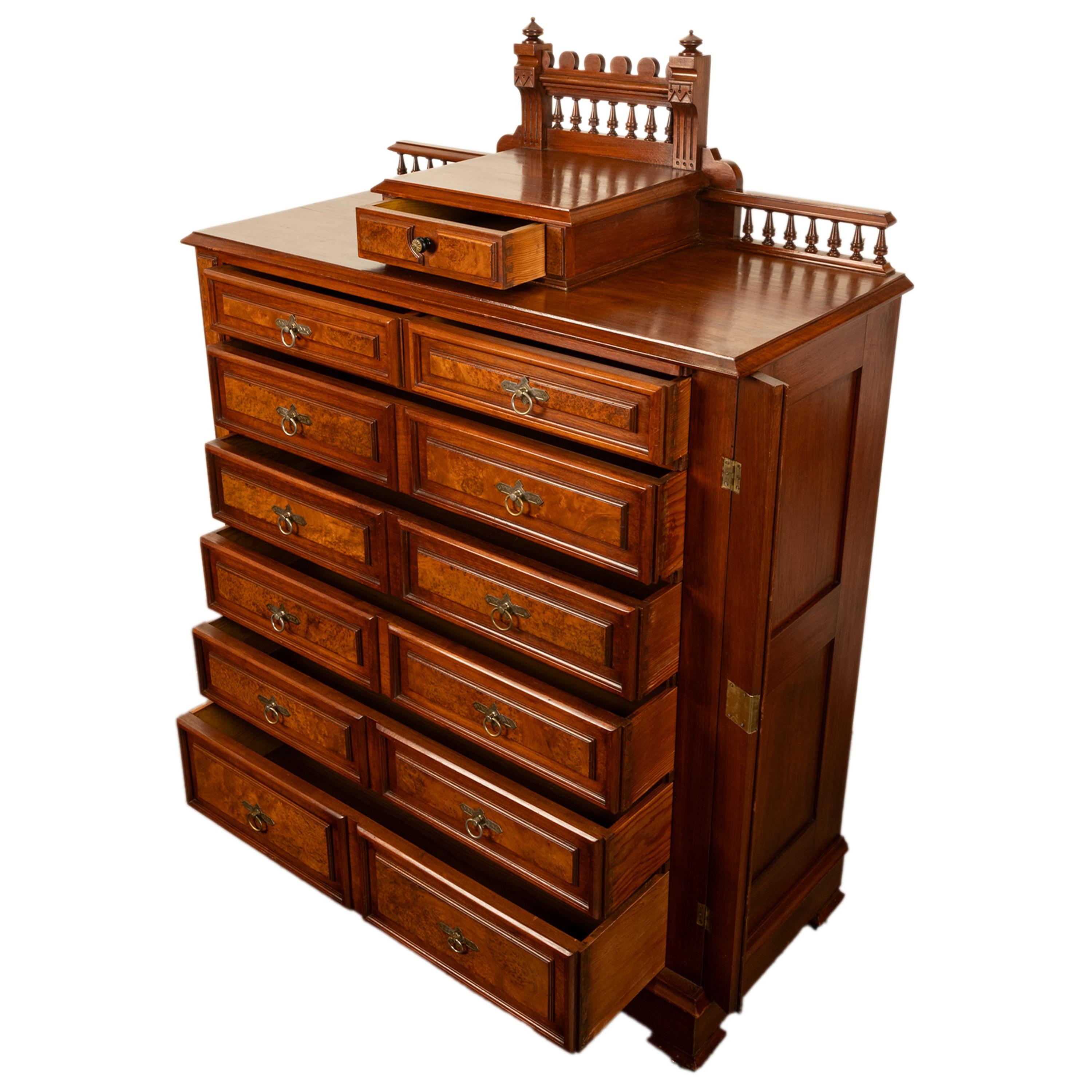 Antico comò americano in radica di noce con serratura Eastlake Highboy 1870 in vendita 2