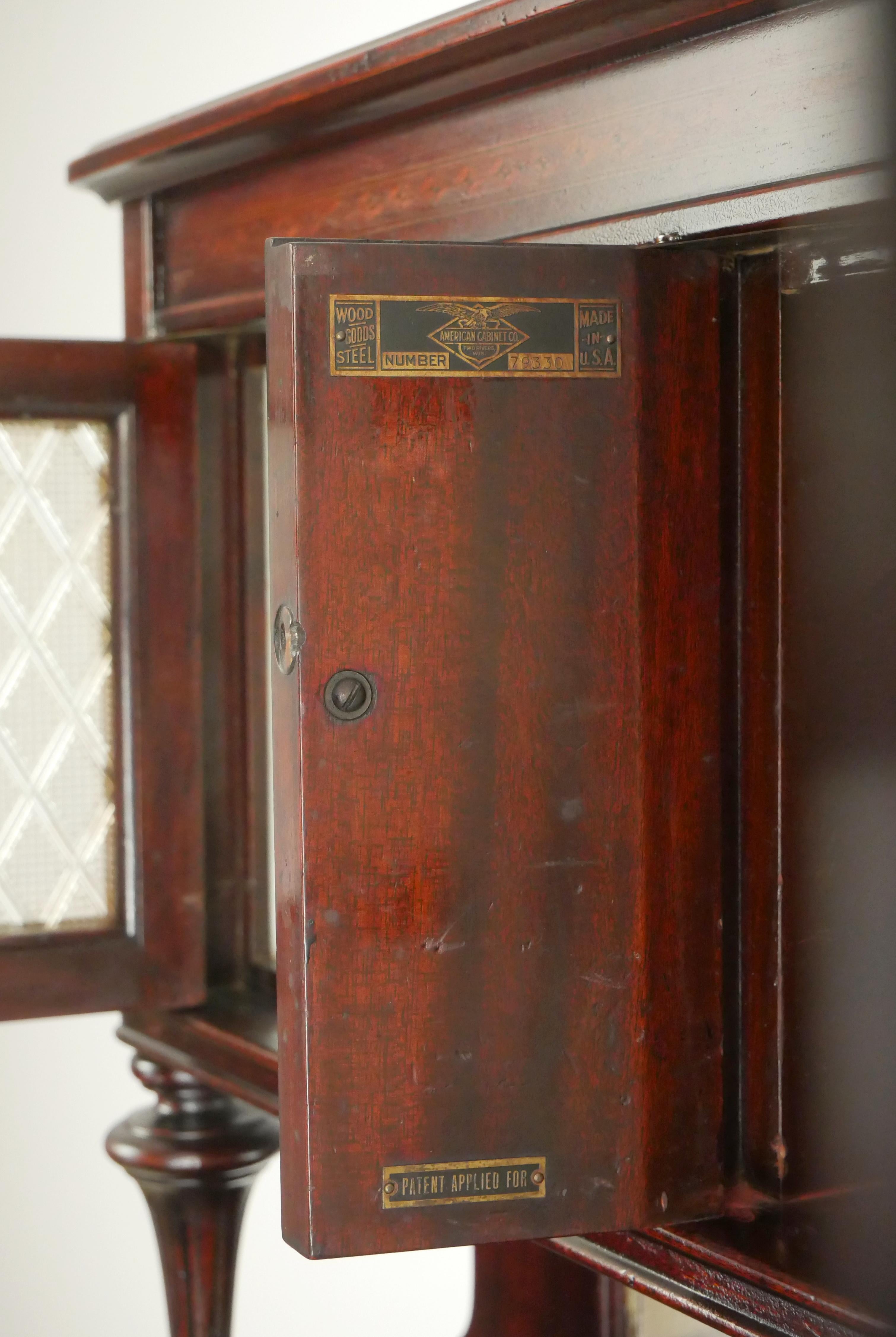 Antike American Cabinet Co. Dentalschrank aus Mahagoni (amerikanisch) im Angebot