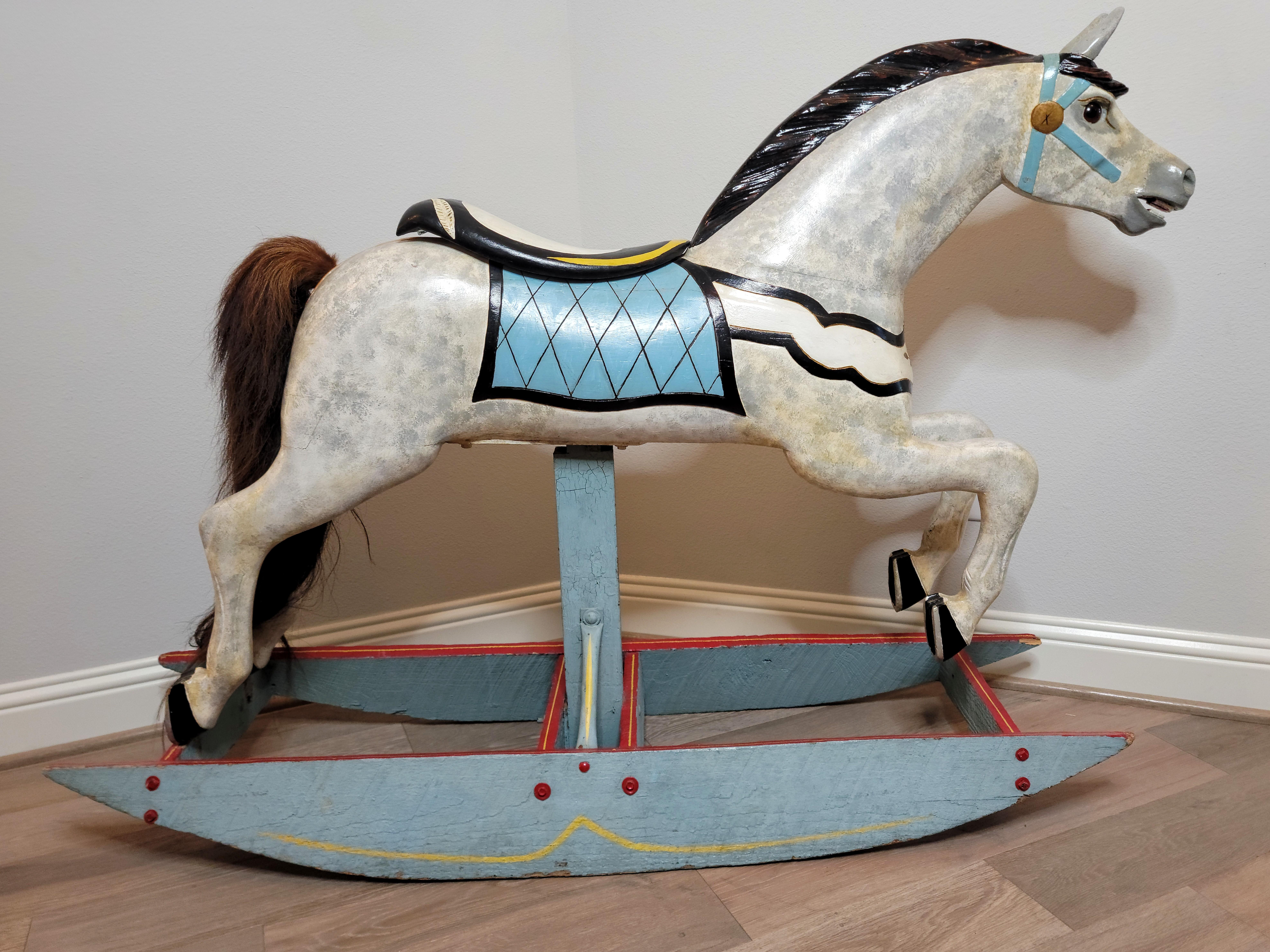 Charmant carrousel américain ancien, datant de 1920, attribué au légendaire sculpteur Charles W. Dare Company (États-Unis), monté sur une base à bascule personnalisée. 

Sculptée à la main au début du XXe siècle, pendant ce que l'on appelle l'âge