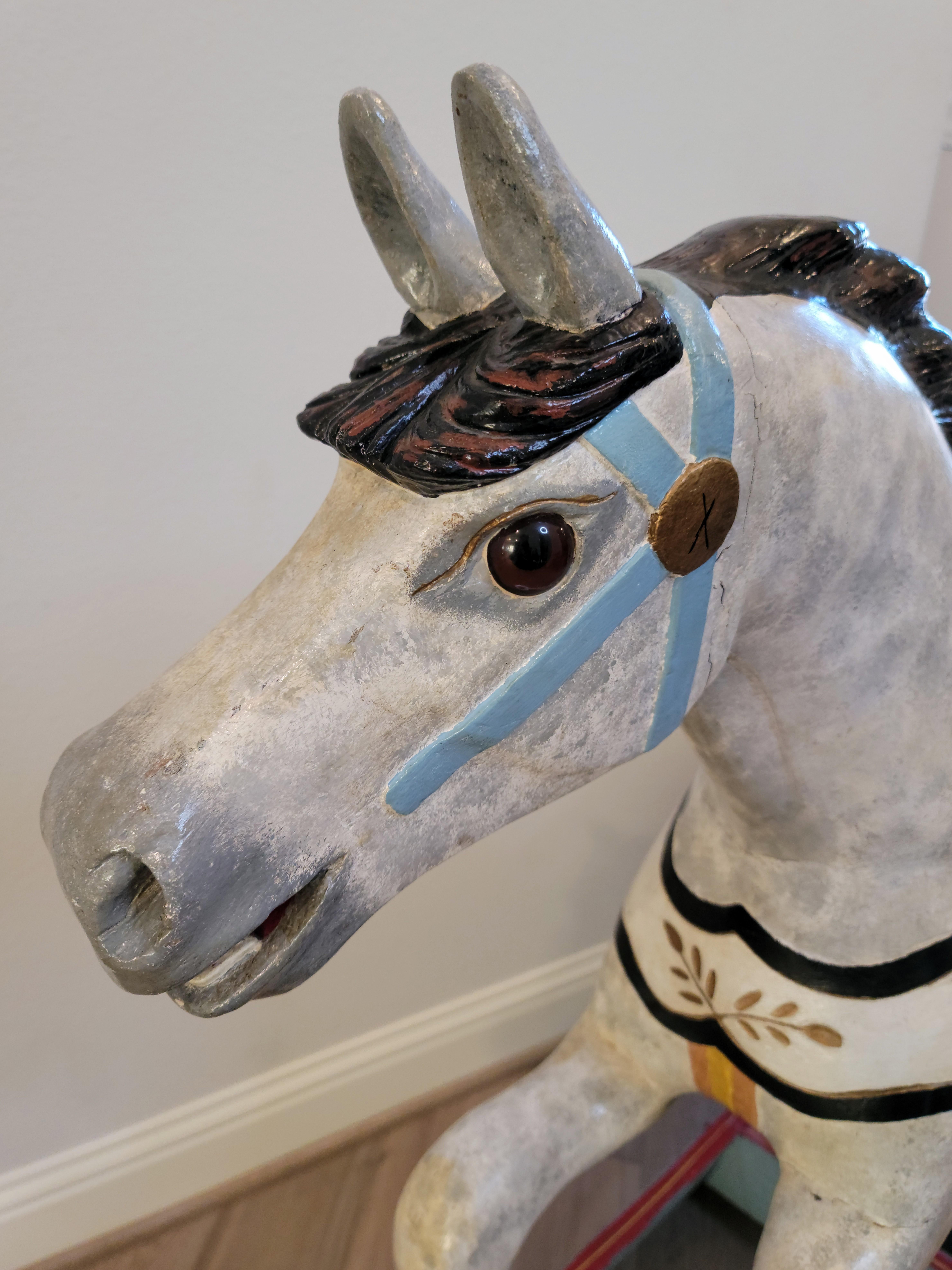 Sculpté à la main Ancienne attribuée à Charles Dare, cheval de carnaval américain en vente