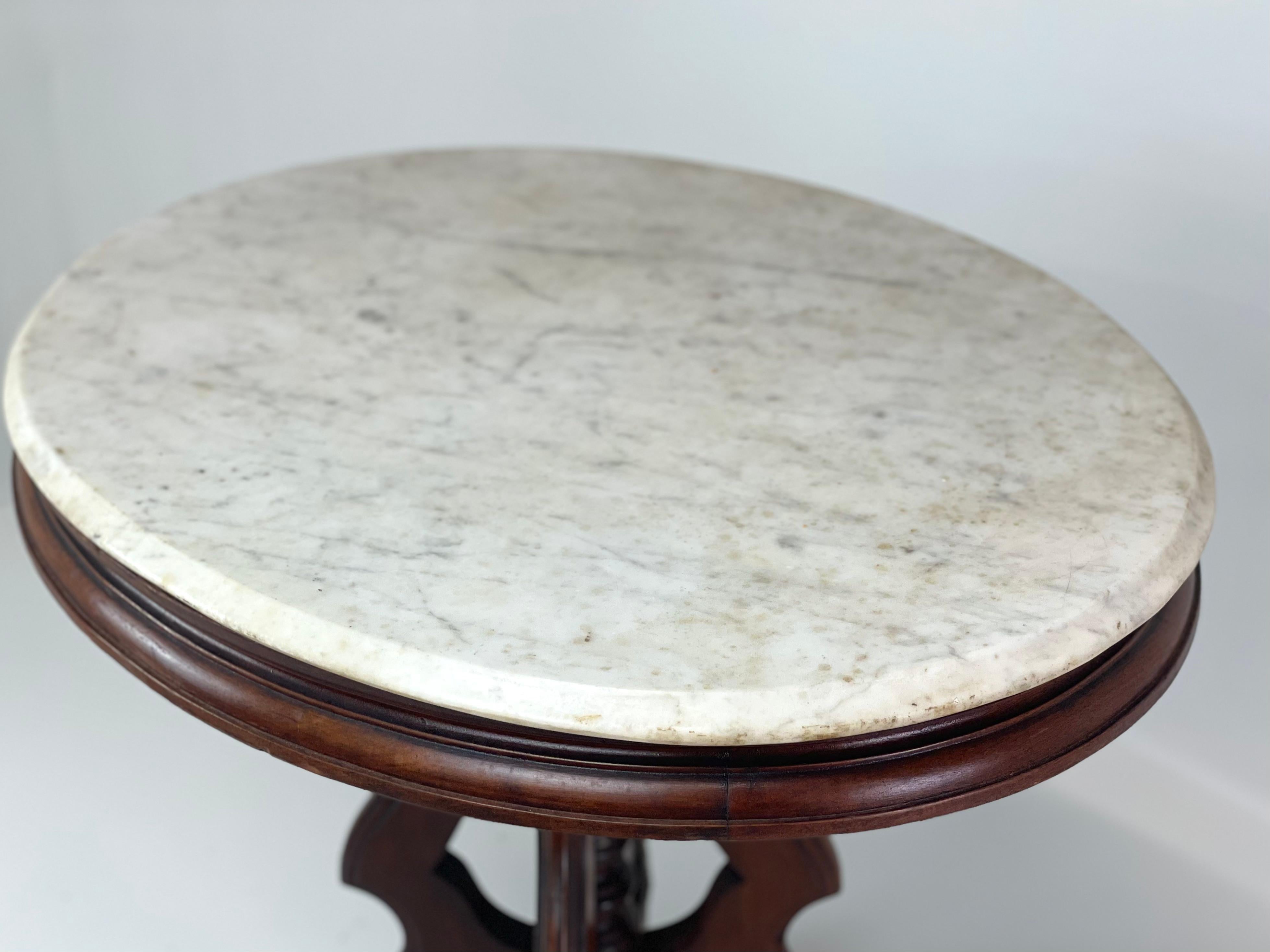 Néo-rococo Ancienne table centrale américaine en marbre de Carrare en vente
