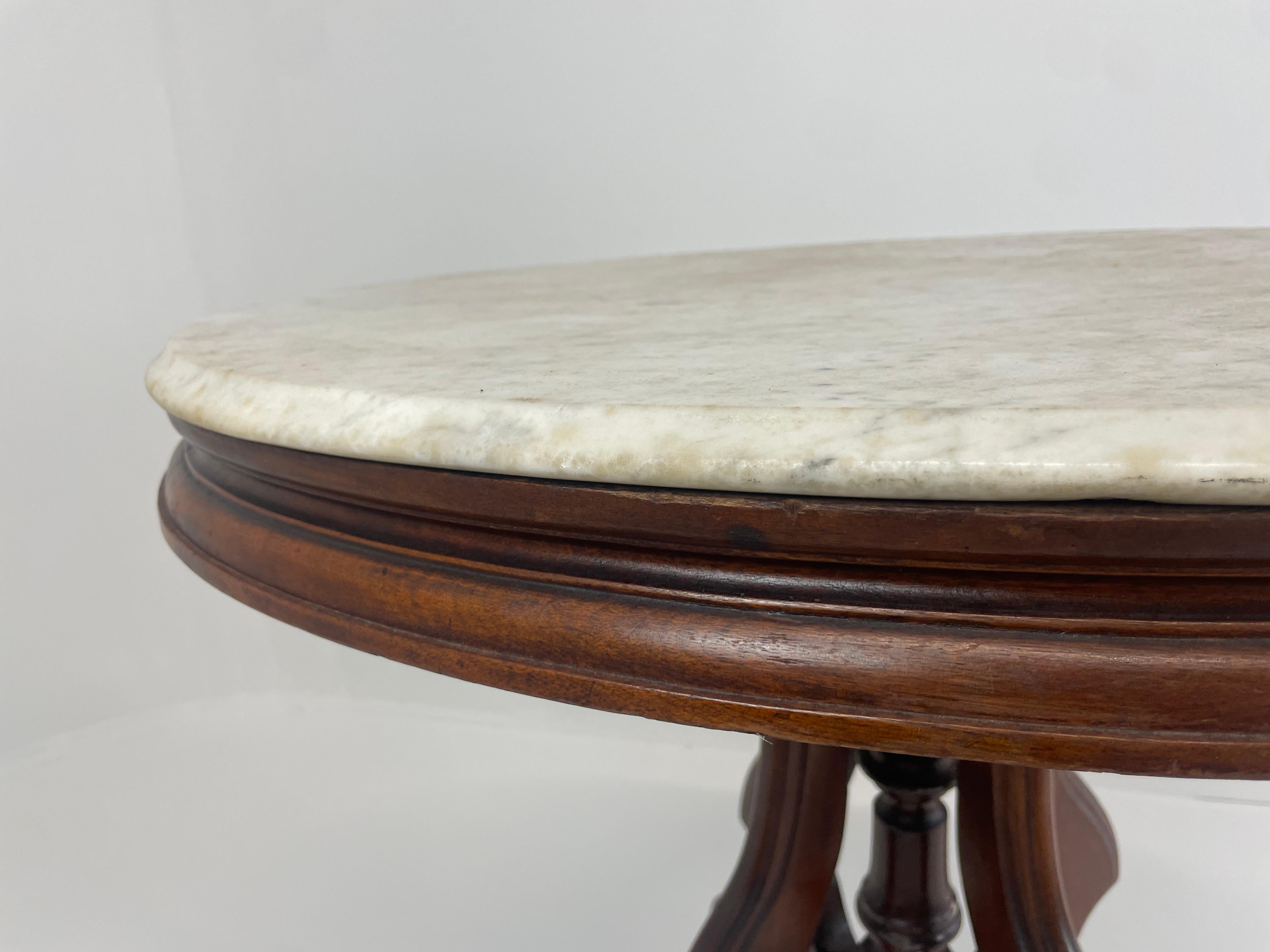 Américain Ancienne table centrale américaine en marbre de Carrare en vente