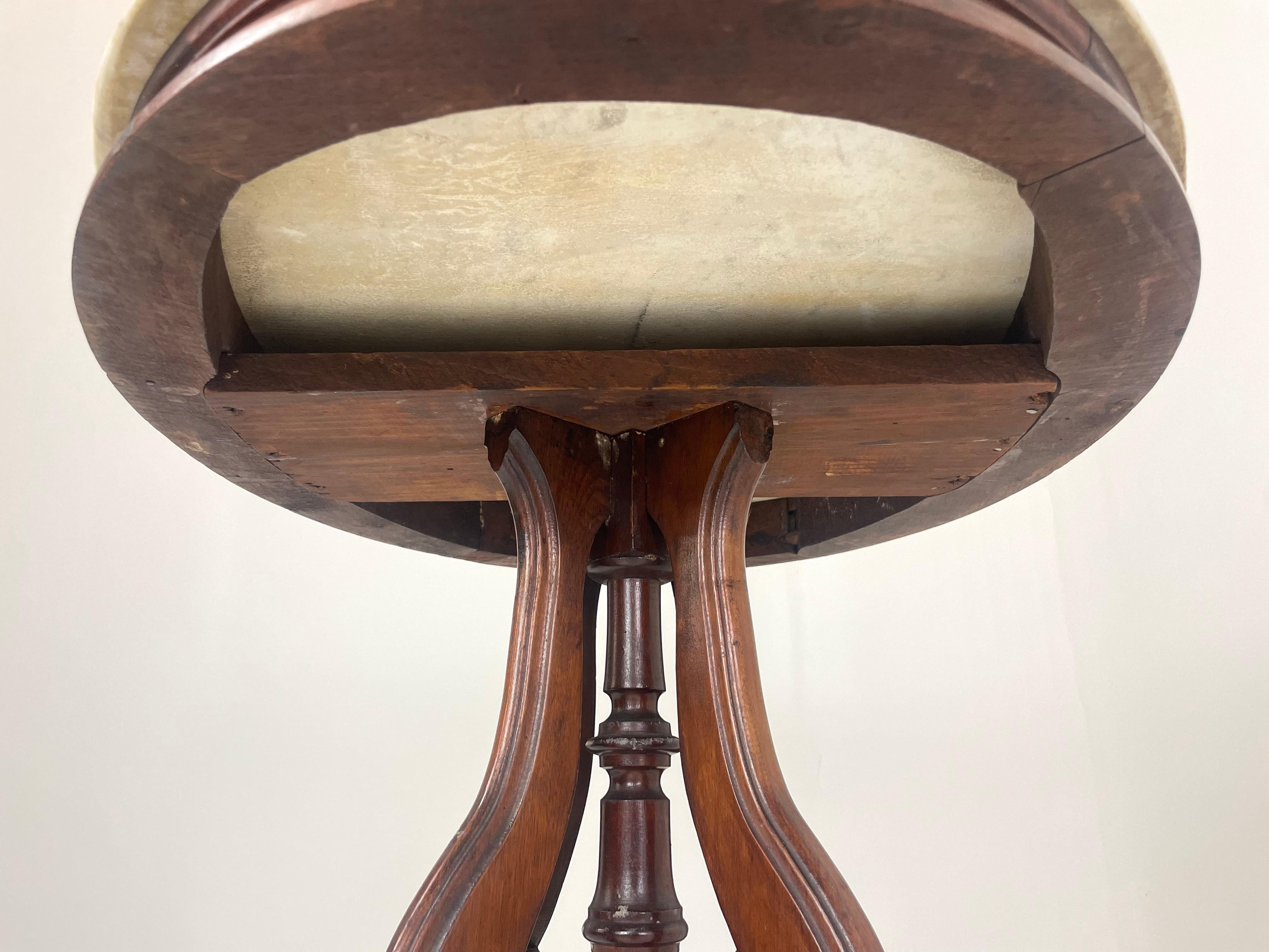 Ancienne table centrale américaine en marbre de Carrare Bon état - En vente à Calgary, Alberta