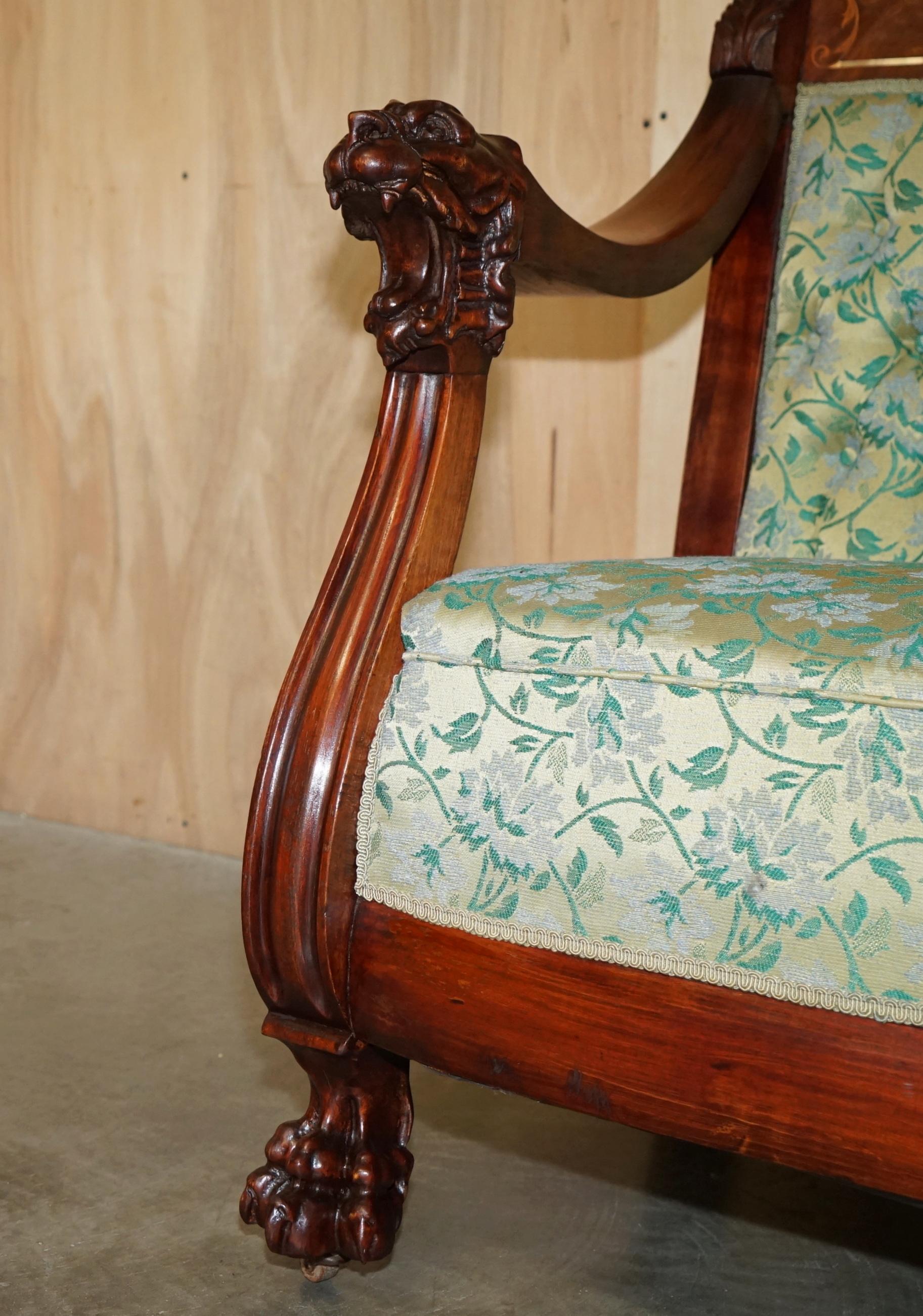 Divano Chesterfield intagliato a mano in legno di noce, con intarsi in madreperla. in vendita 2