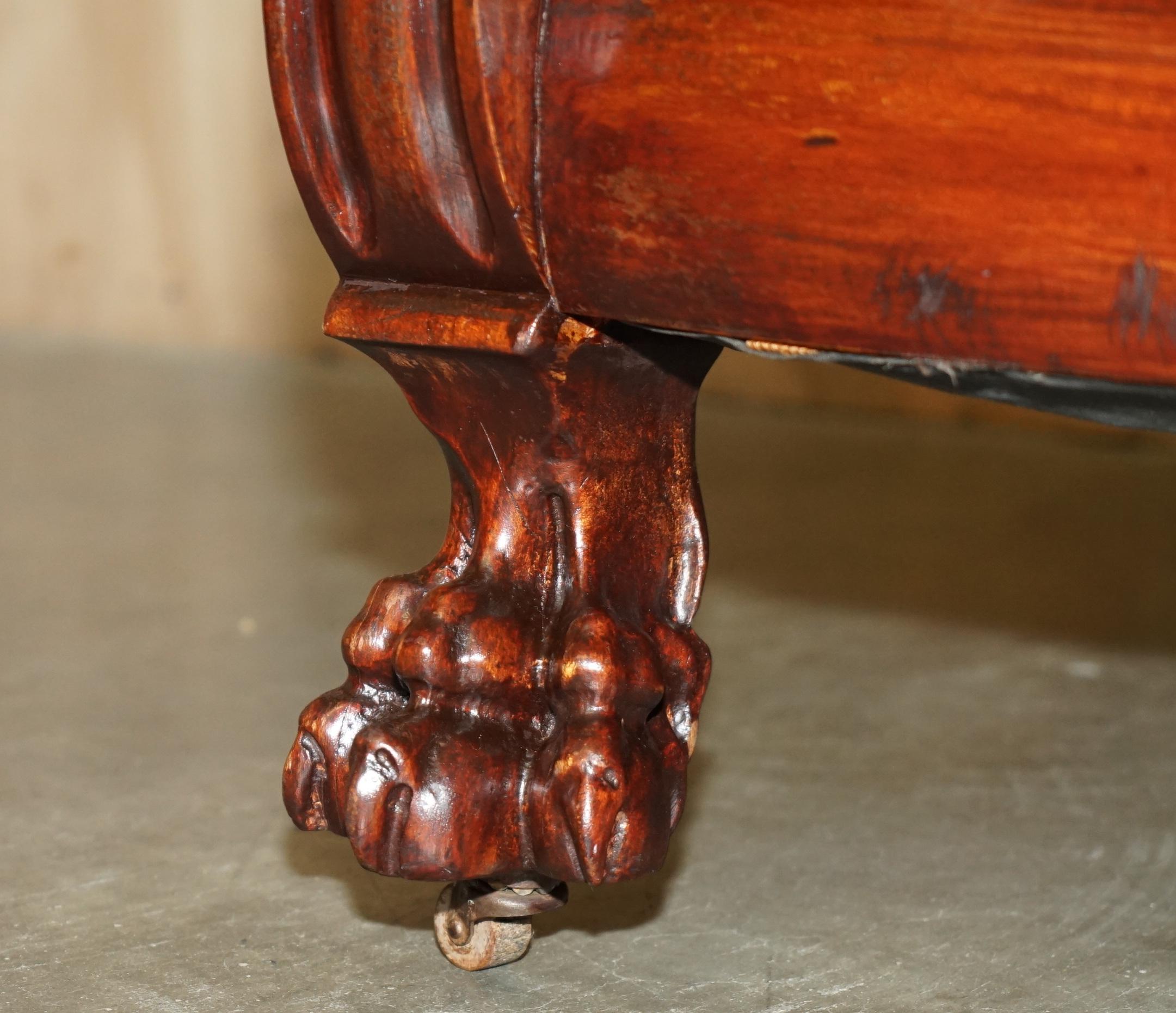 Divano Chesterfield intagliato a mano in legno di noce, con intarsi in madreperla. in vendita 3