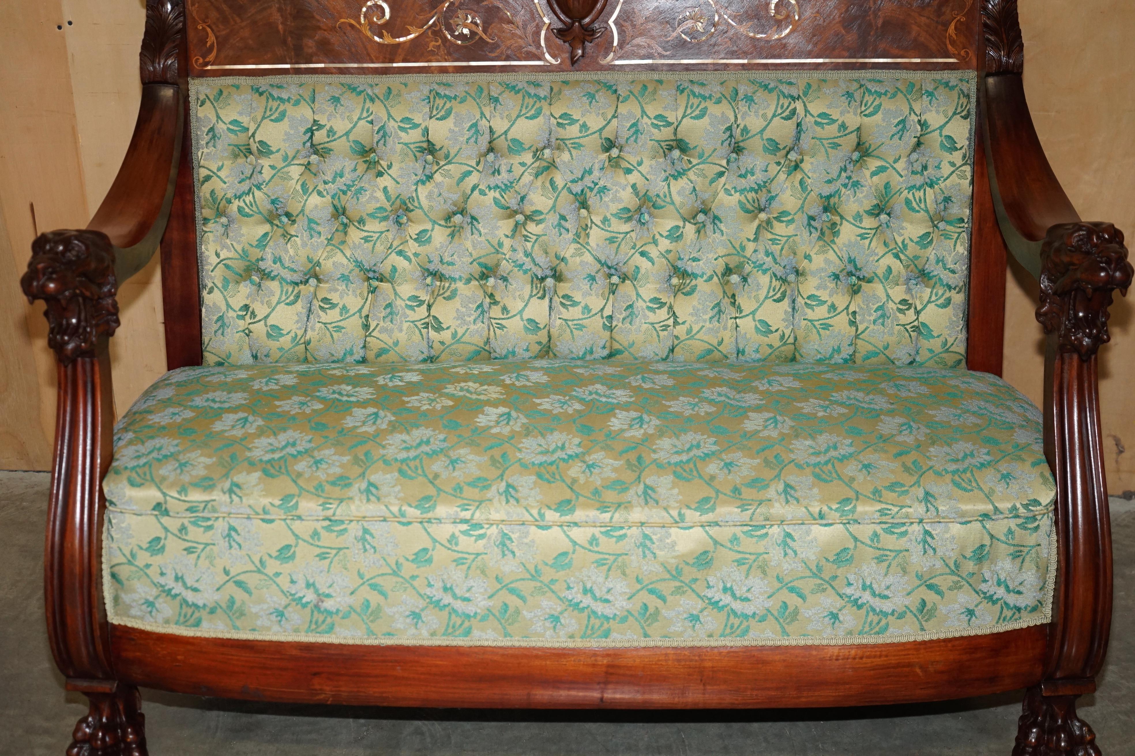 Divano Chesterfield intagliato a mano in legno di noce, con intarsi in madreperla. in vendita 4