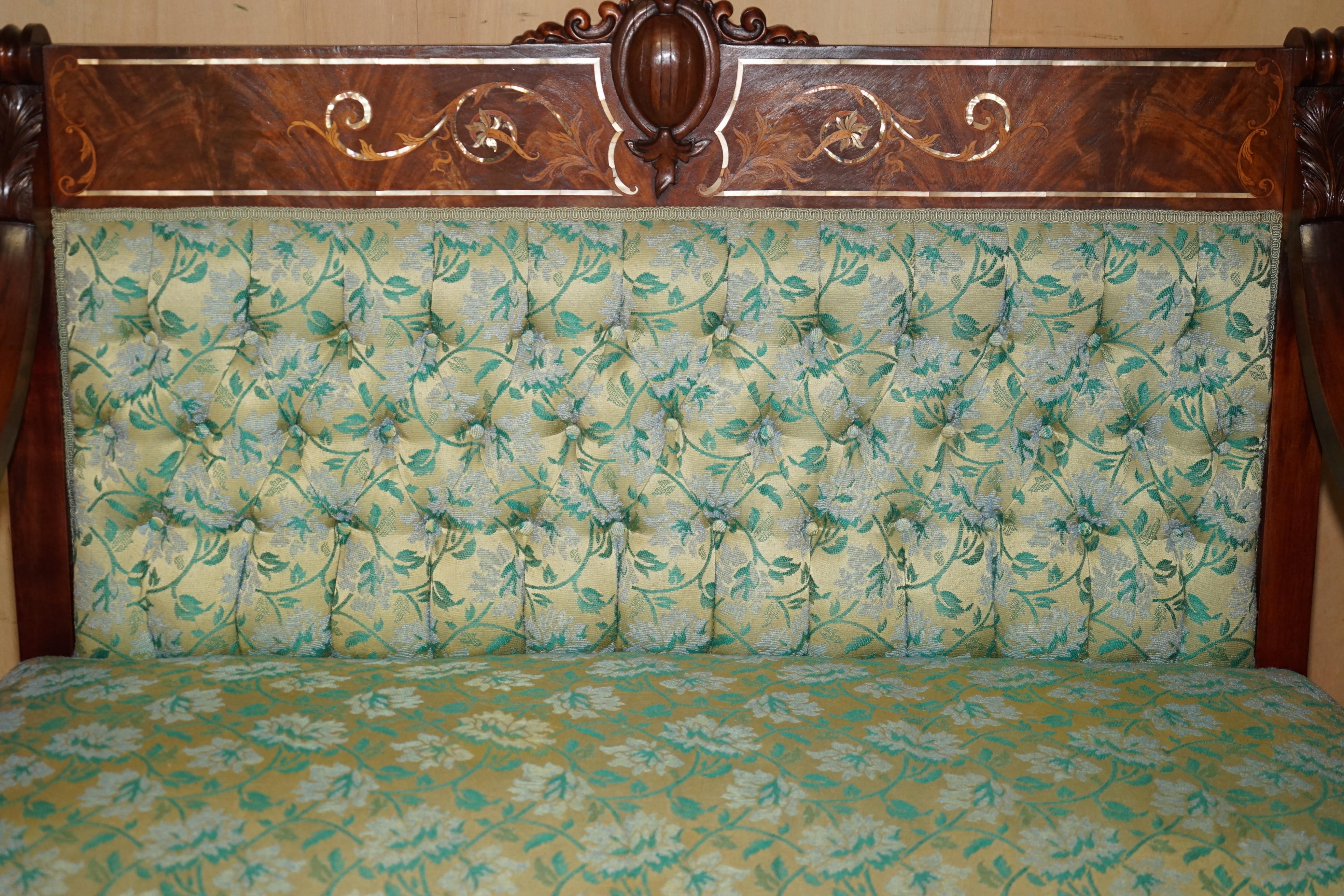 Divano Chesterfield intagliato a mano in legno di noce, con intarsi in madreperla. in vendita 5