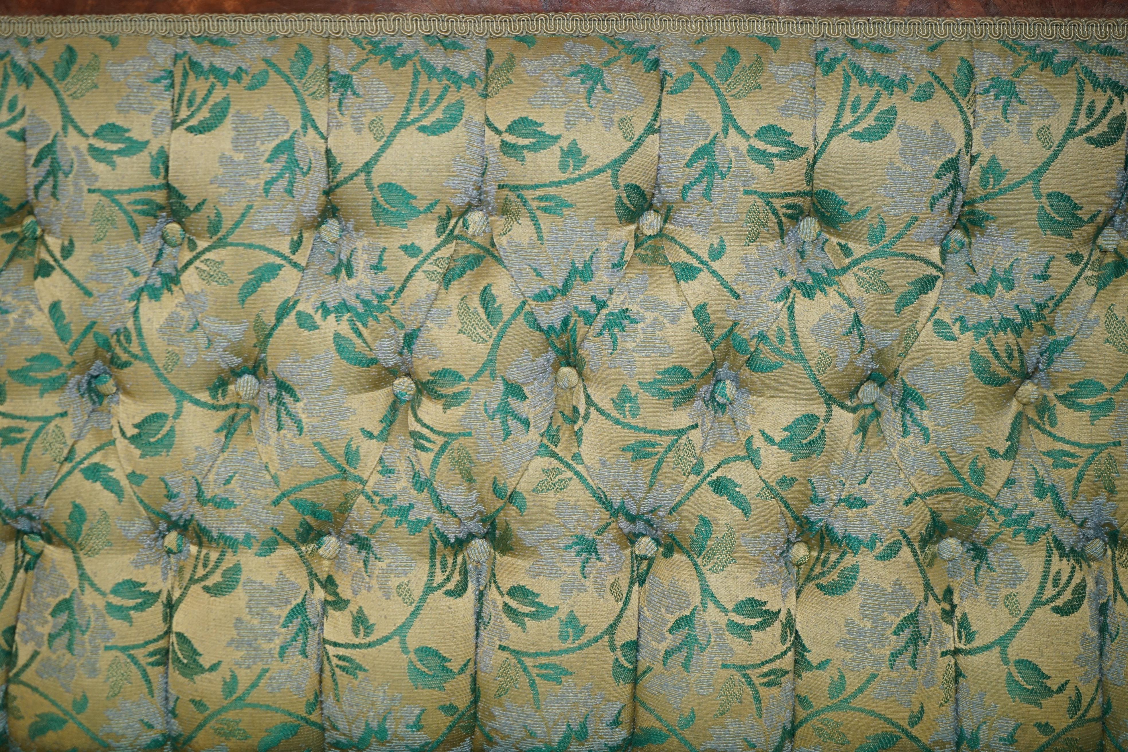 Divano Chesterfield intagliato a mano in legno di noce, con intarsi in madreperla. in vendita 6