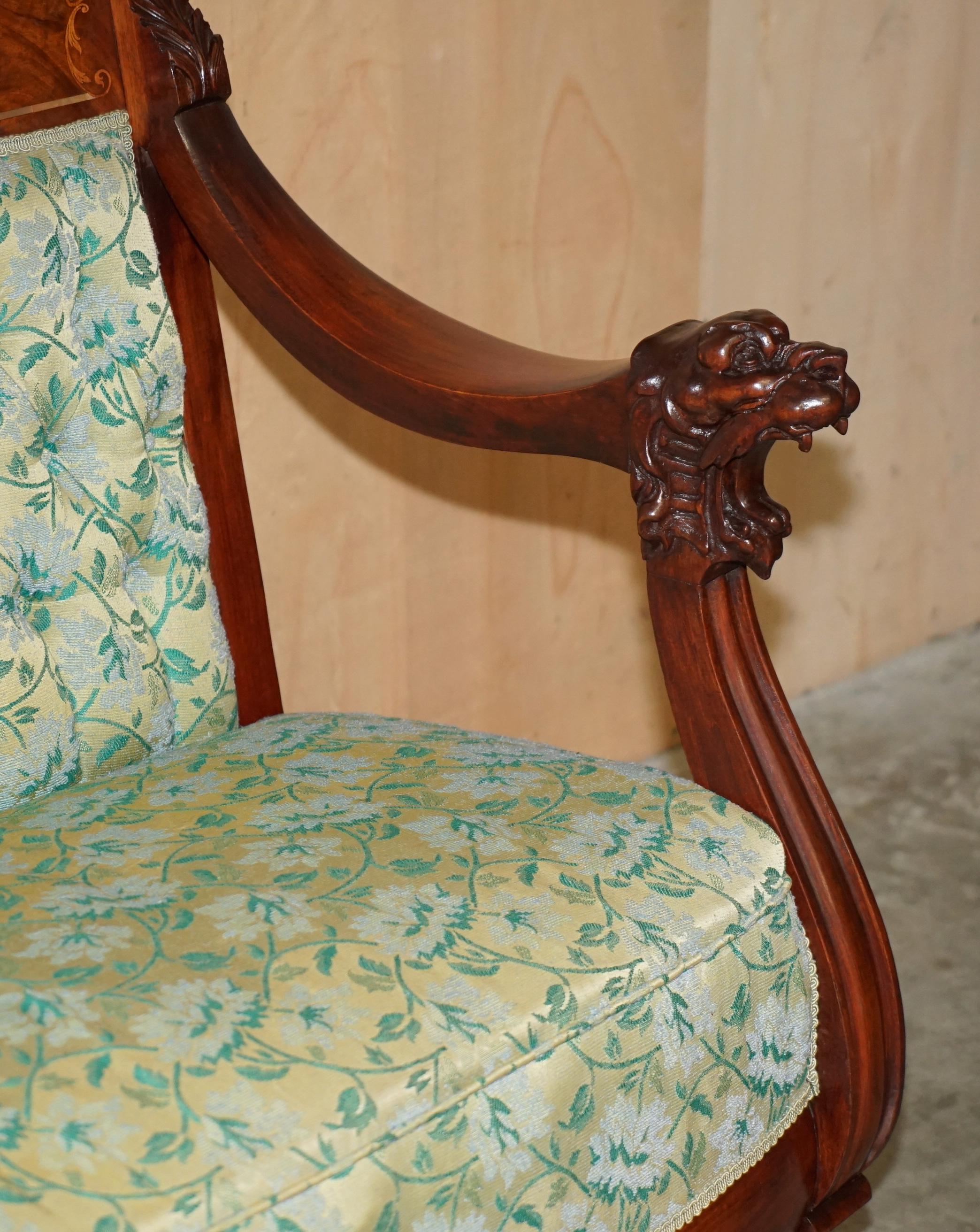 Divano Chesterfield intagliato a mano in legno di noce, con intarsi in madreperla. in vendita 7