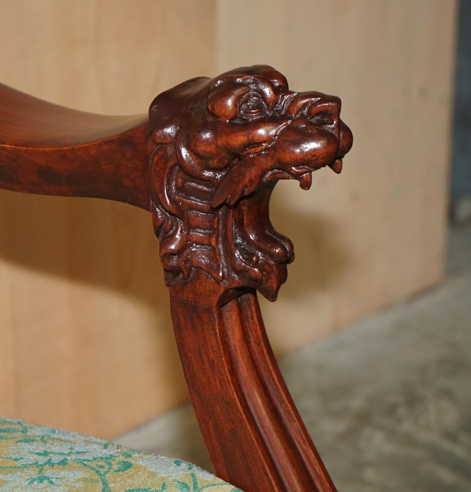 Divano Chesterfield intagliato a mano in legno di noce, con intarsi in madreperla. in vendita 8