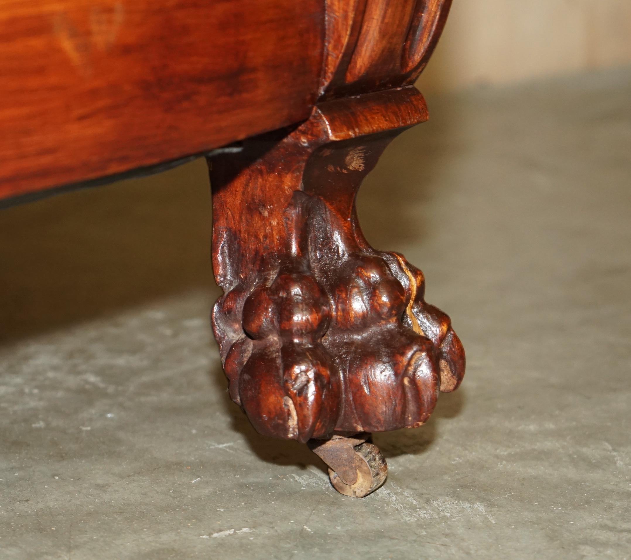 Divano Chesterfield intagliato a mano in legno di noce, con intarsi in madreperla. in vendita 9
