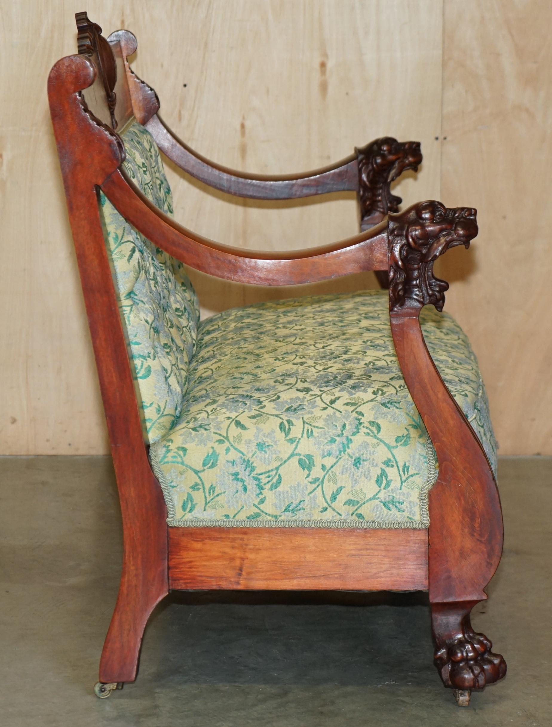 Divano Chesterfield intagliato a mano in legno di noce, con intarsi in madreperla. in vendita 10