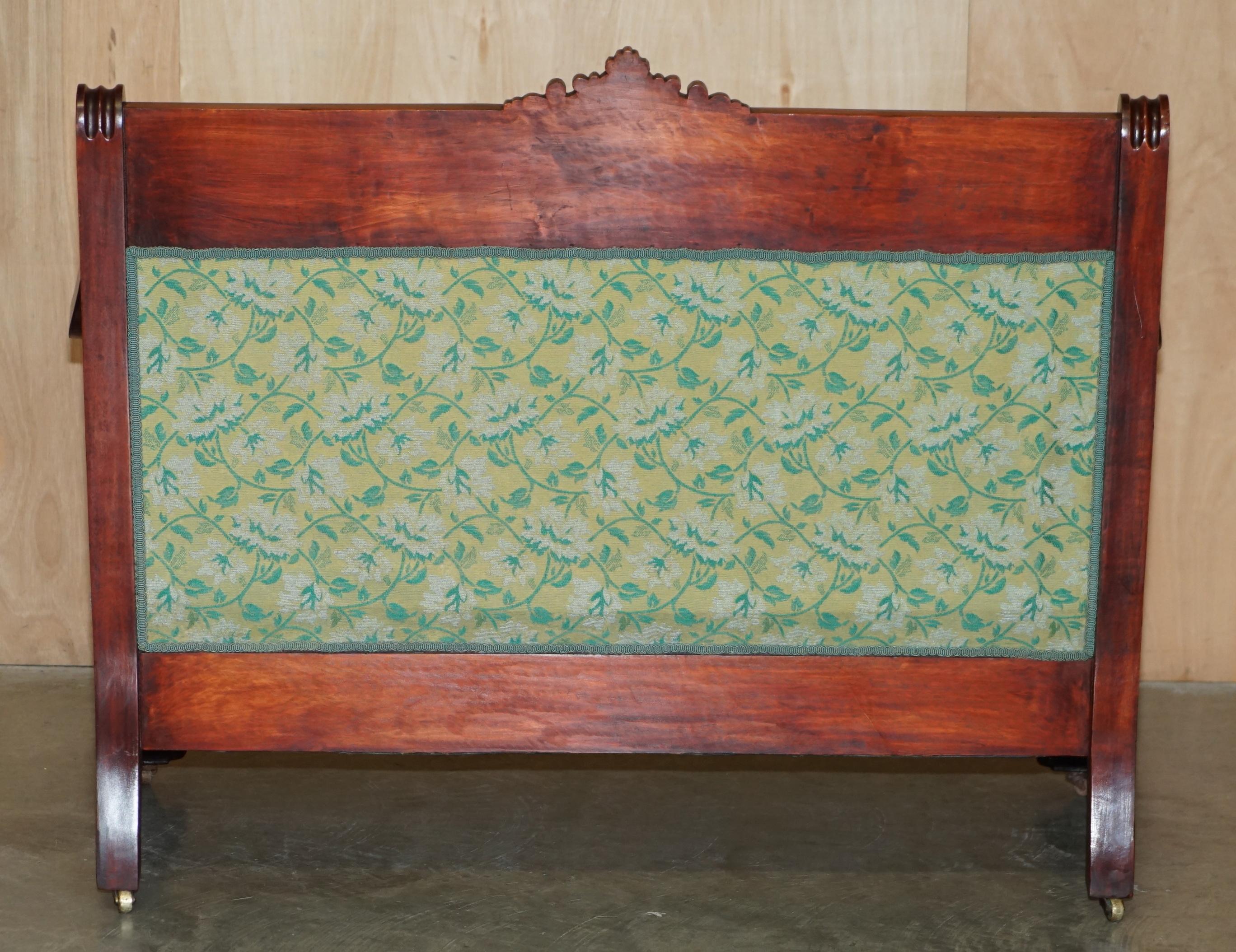 Divano Chesterfield intagliato a mano in legno di noce, con intarsi in madreperla. in vendita 11