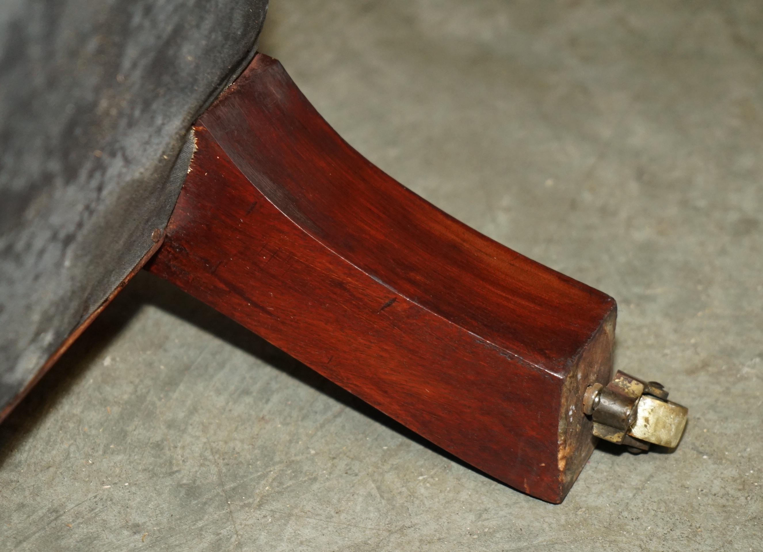 Divano Chesterfield intagliato a mano in legno di noce, con intarsi in madreperla. in vendita 12