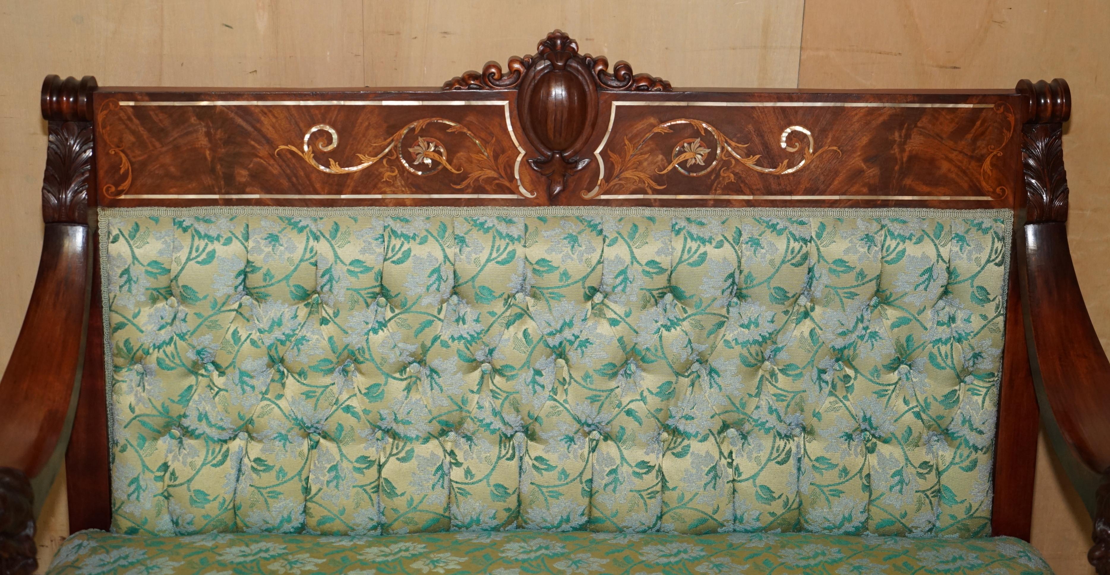 Vittoriano Divano Chesterfield intagliato a mano in legno di noce, con intarsi in madreperla. in vendita
