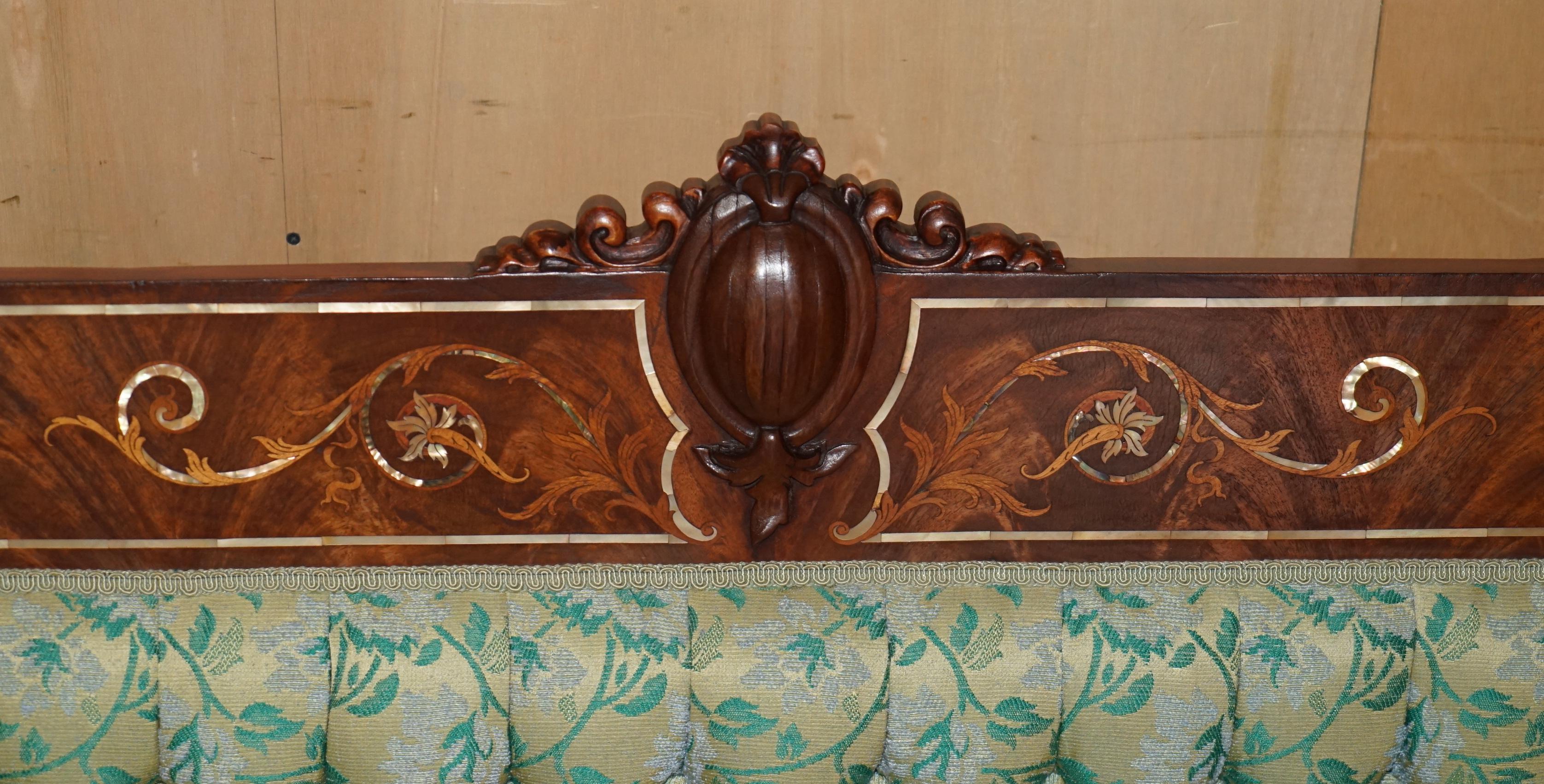 Americano Divano Chesterfield intagliato a mano in legno di noce, con intarsi in madreperla. in vendita