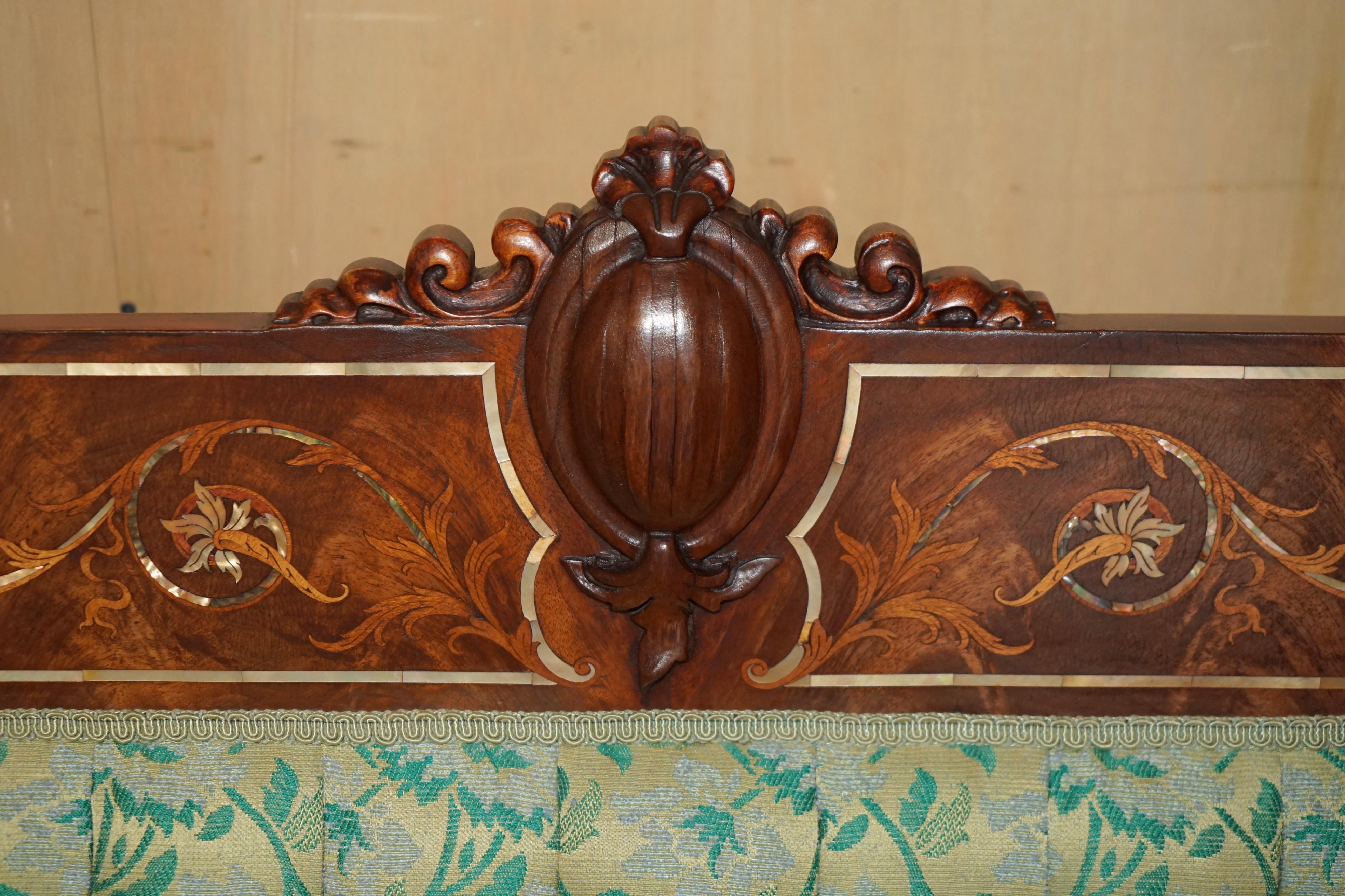 Fatto a mano Divano Chesterfield intagliato a mano in legno di noce, con intarsi in madreperla. in vendita
