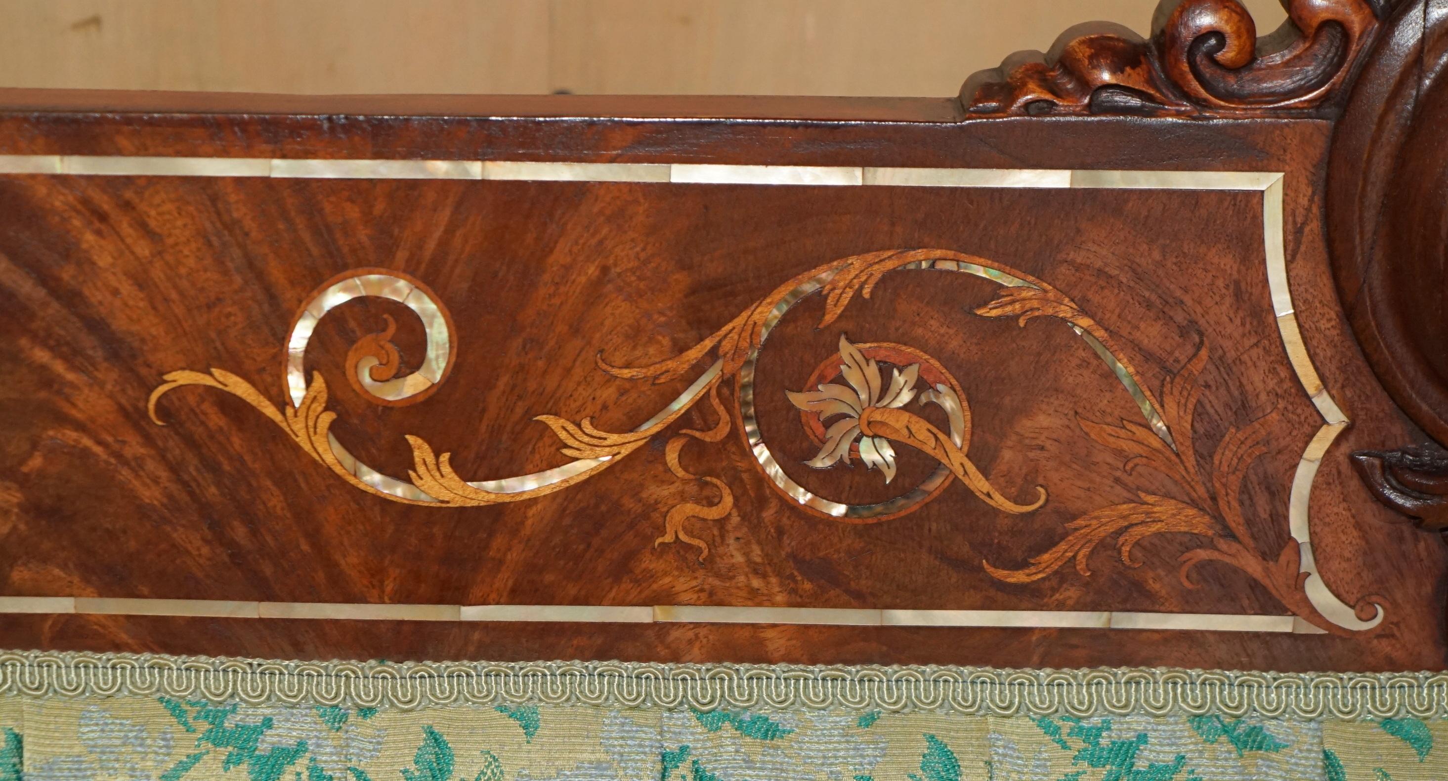 Divano Chesterfield intagliato a mano in legno di noce, con intarsi in madreperla. In condizioni buone in vendita a West Sussex, Pulborough