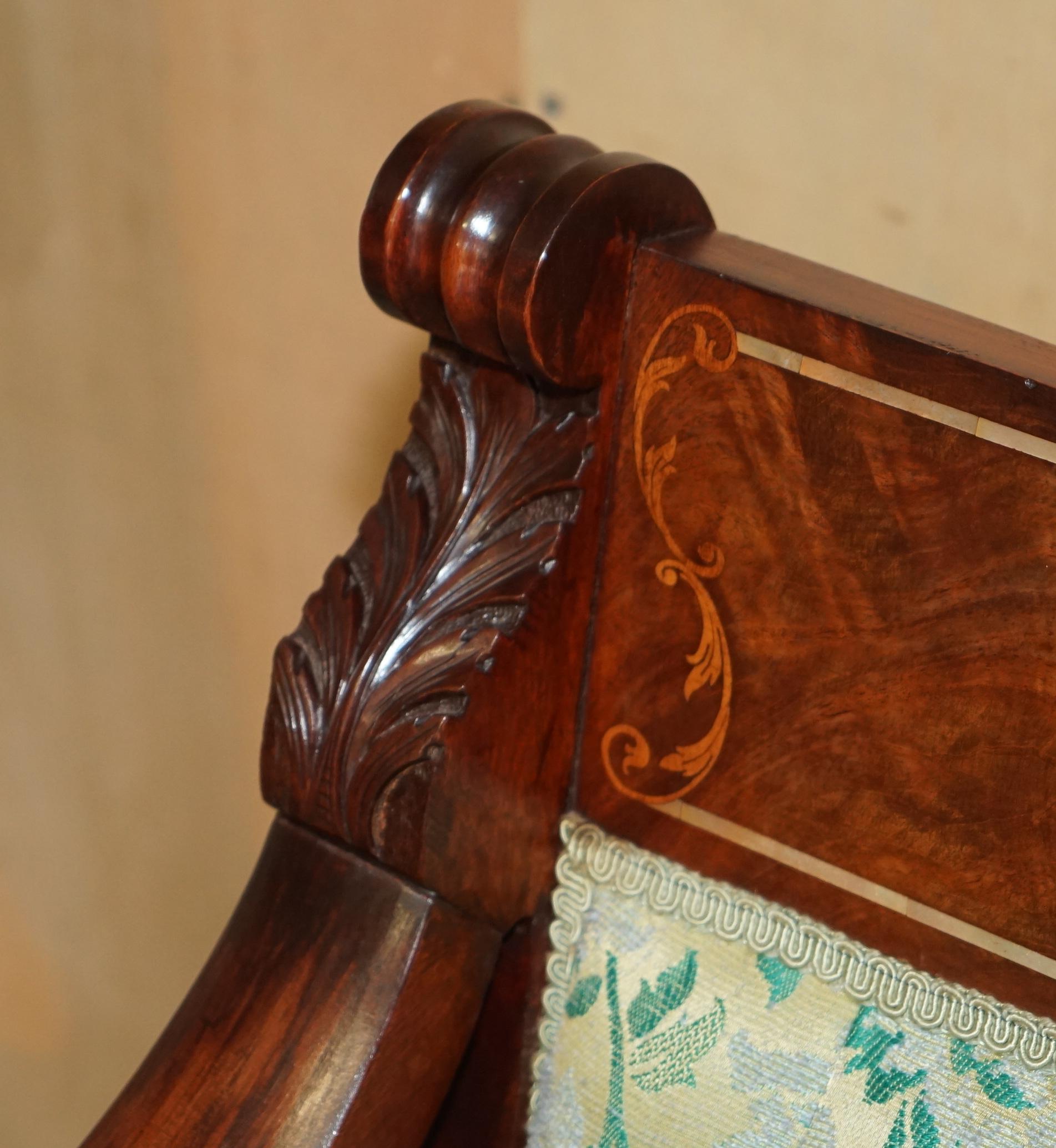 XIX secolo Divano Chesterfield intagliato a mano in legno di noce, con intarsi in madreperla. in vendita