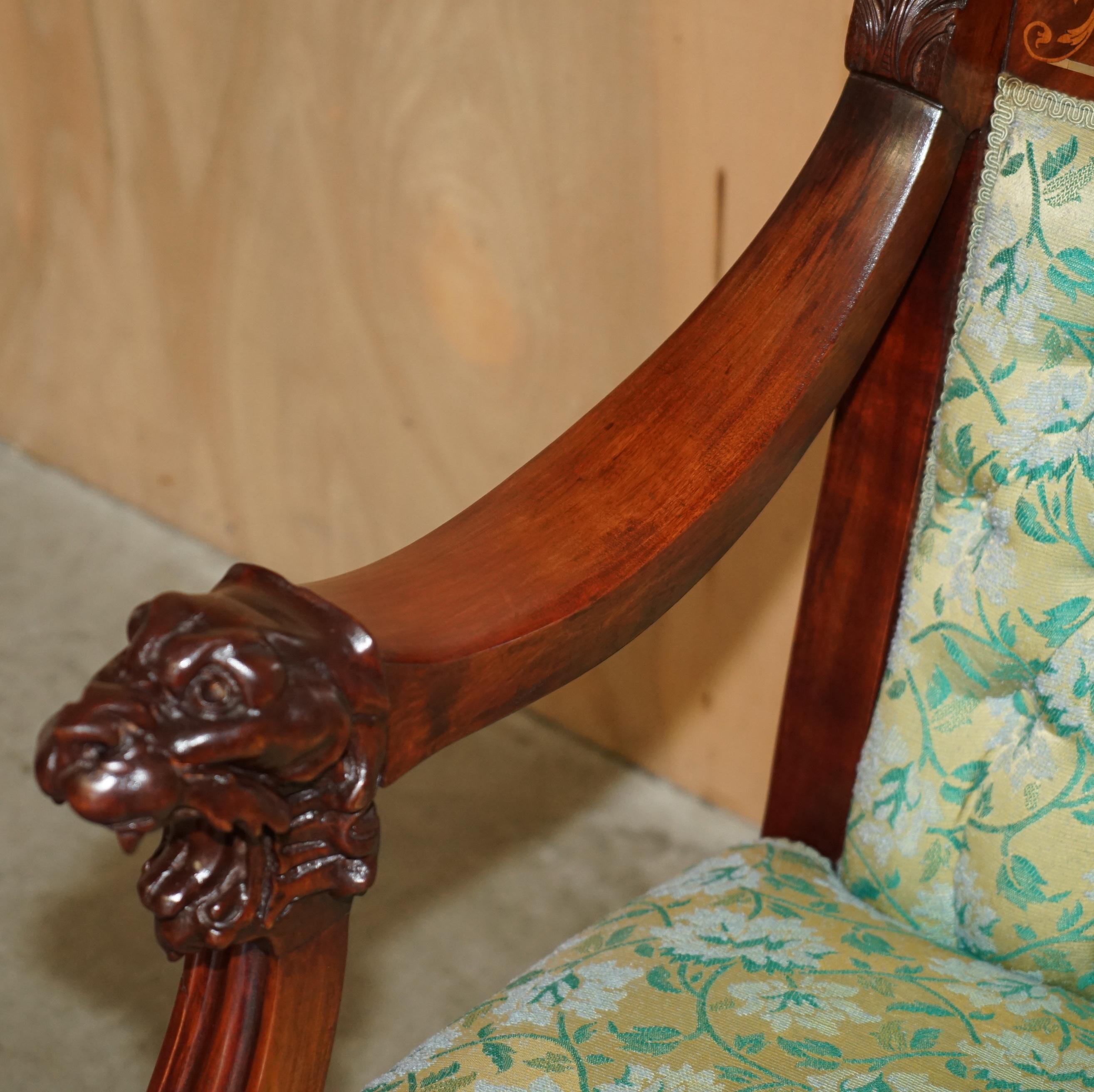 Tessuto Divano Chesterfield intagliato a mano in legno di noce, con intarsi in madreperla. in vendita