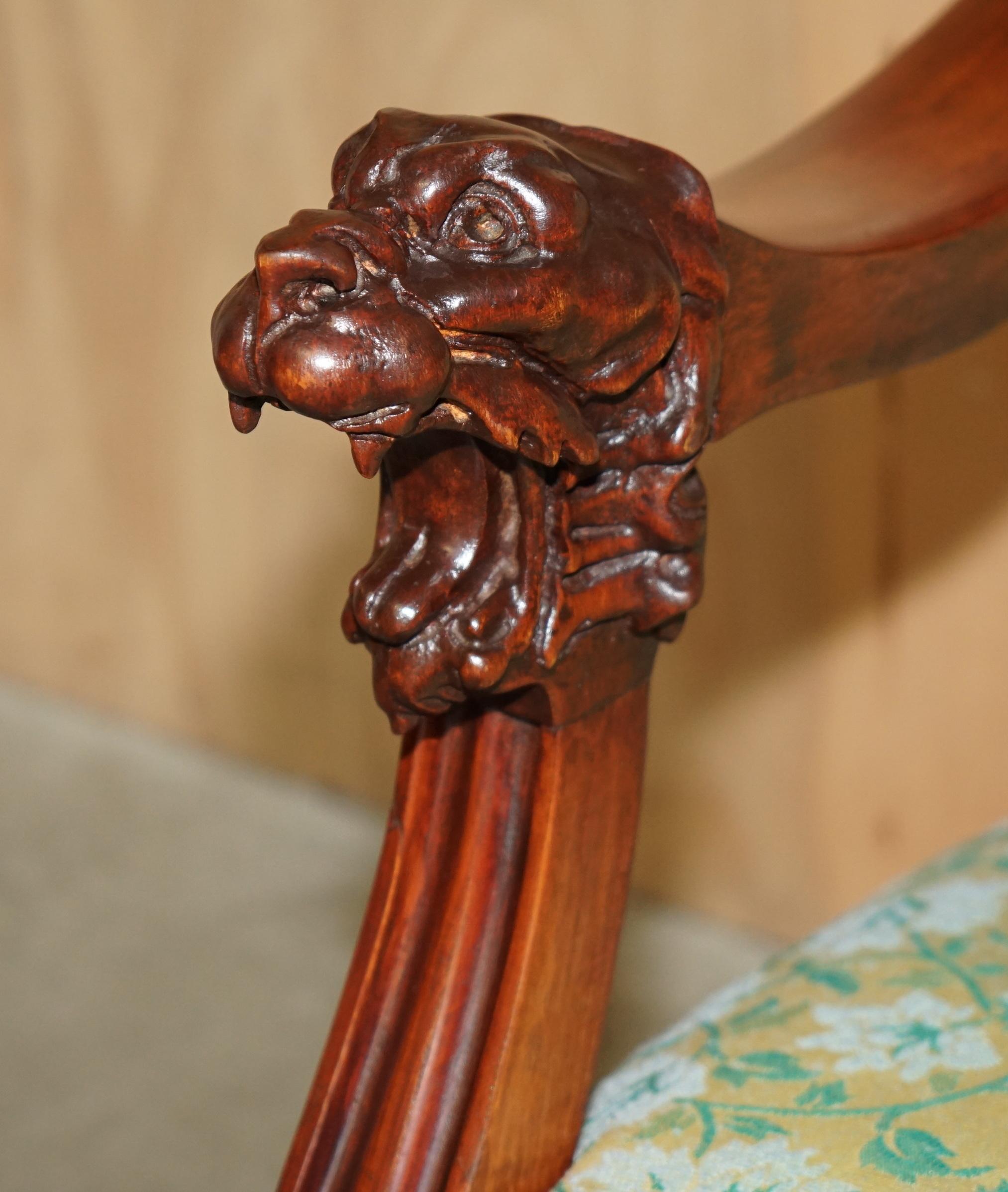 Divano Chesterfield intagliato a mano in legno di noce, con intarsi in madreperla. in vendita 1