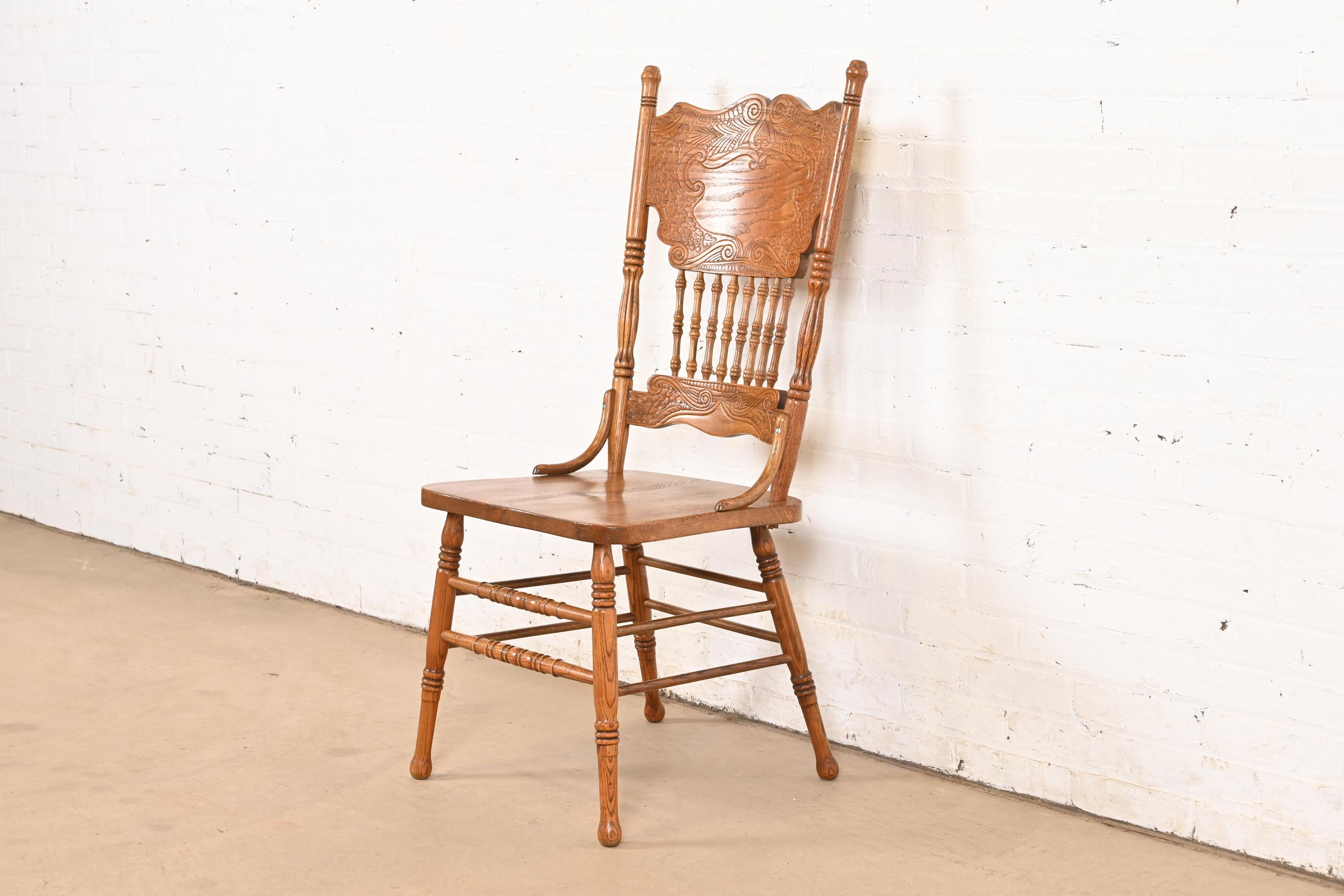 A gorgeous antique Early American carved oak dining chair or side chair

Attributed to Larkin & Co.

USA, Circa 1900

Measures: 18