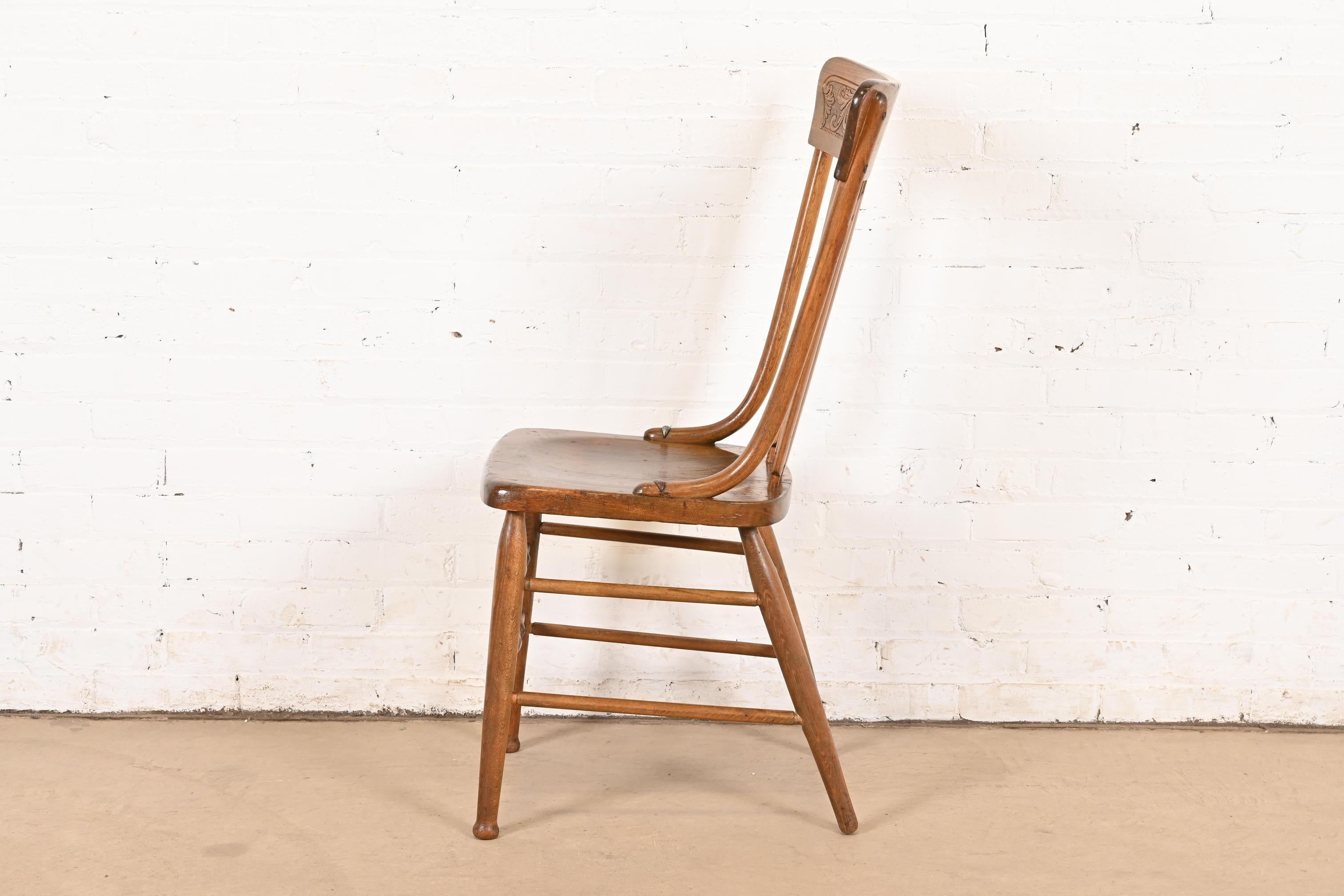 Antica sedia da pranzo o sedia laterale americana con schienale a fuso in Oak, CIRCA 1900 in vendita 3
