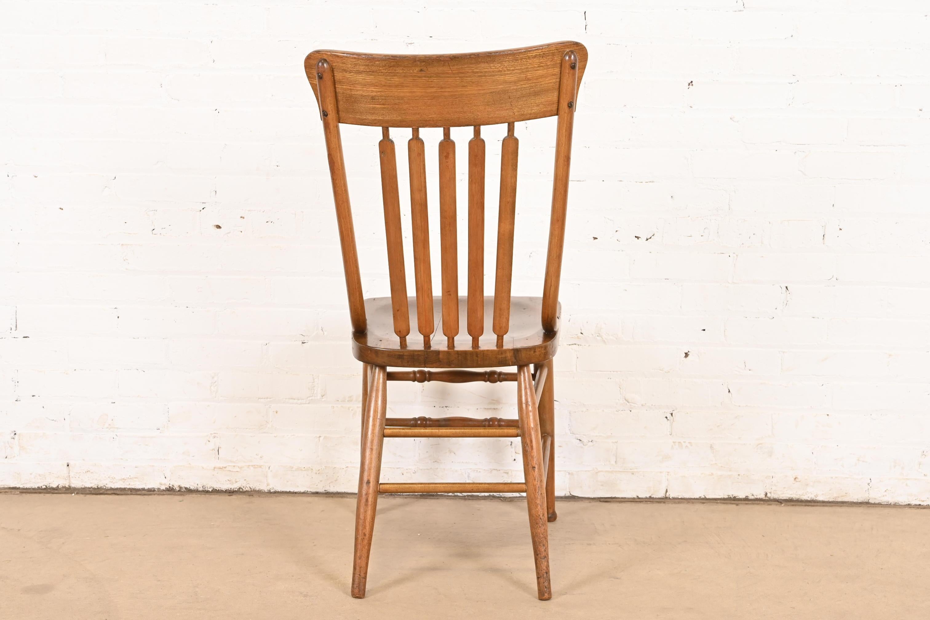 Antica sedia da pranzo o sedia laterale americana con schienale a fuso in Oak, CIRCA 1900 in vendita 4