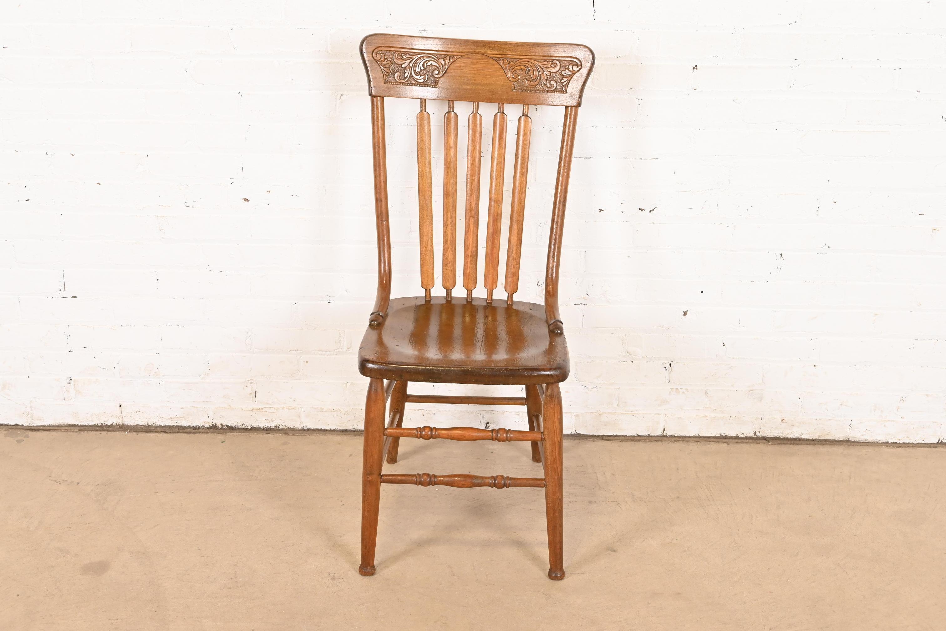 Classico americano Antica sedia da pranzo o sedia laterale americana con schienale a fuso in Oak, CIRCA 1900 in vendita