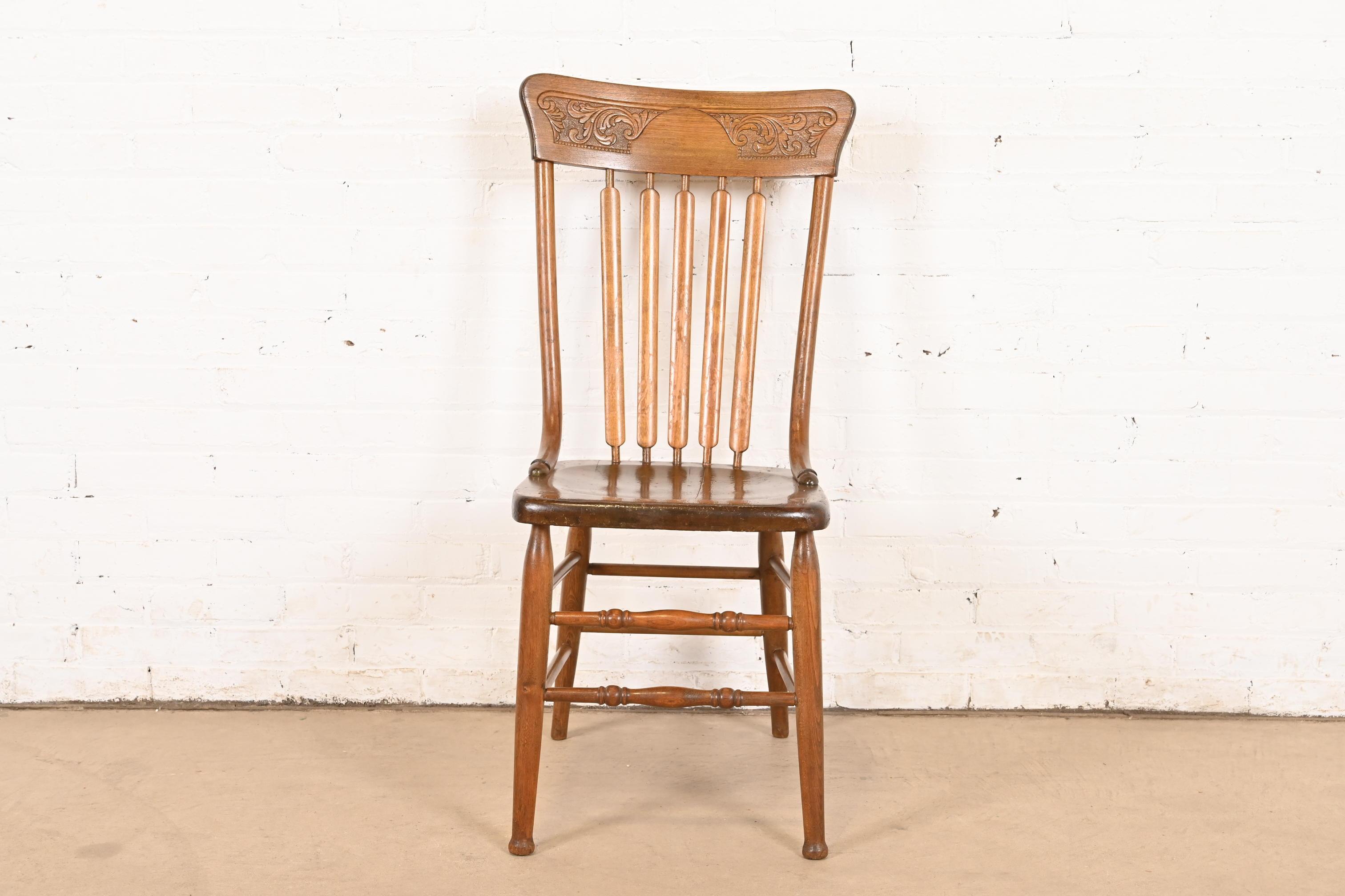 Americano Antica sedia da pranzo o sedia laterale americana con schienale a fuso in Oak, CIRCA 1900 in vendita