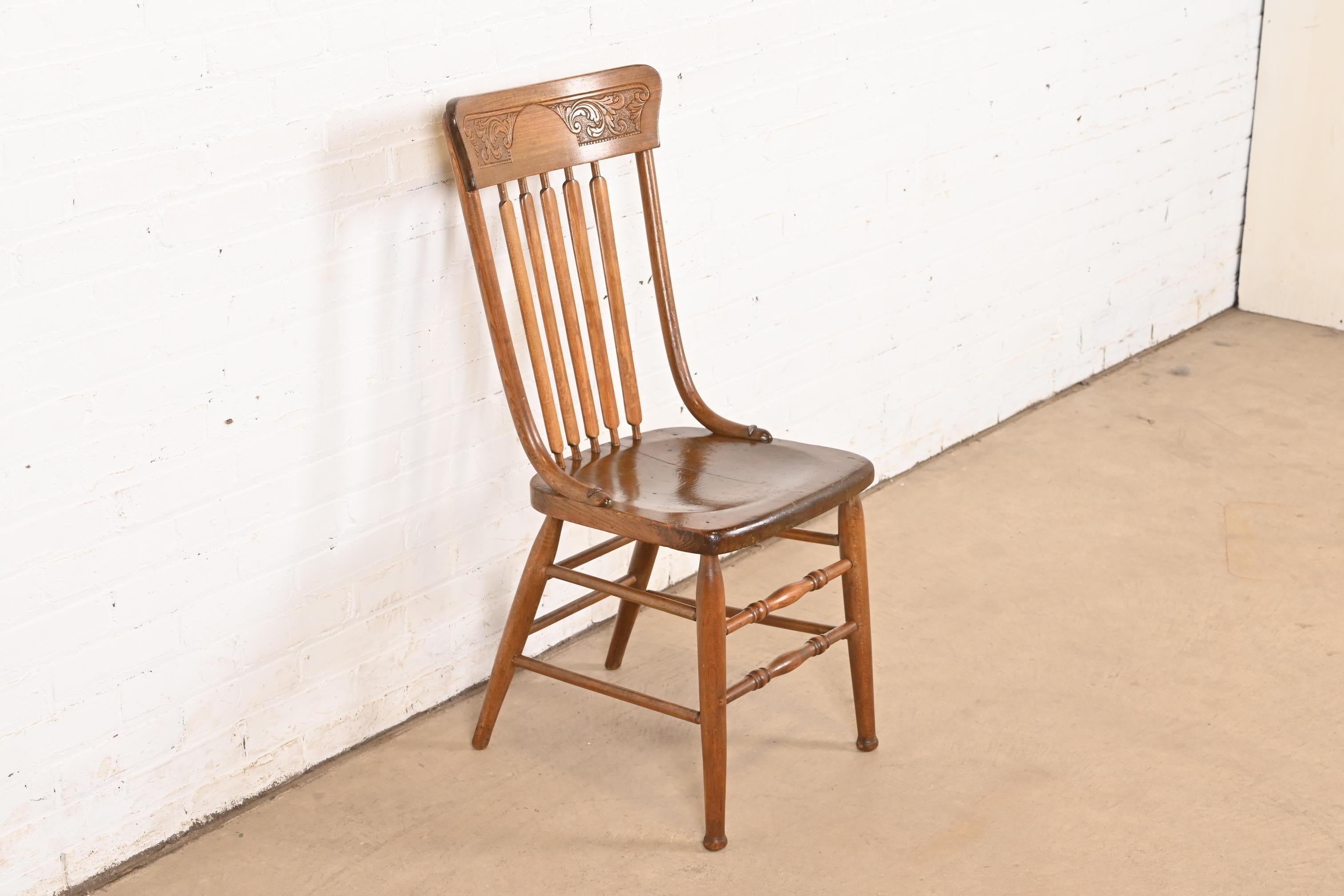 Antica sedia da pranzo o sedia laterale americana con schienale a fuso in Oak, CIRCA 1900 In condizioni buone in vendita a South Bend, IN
