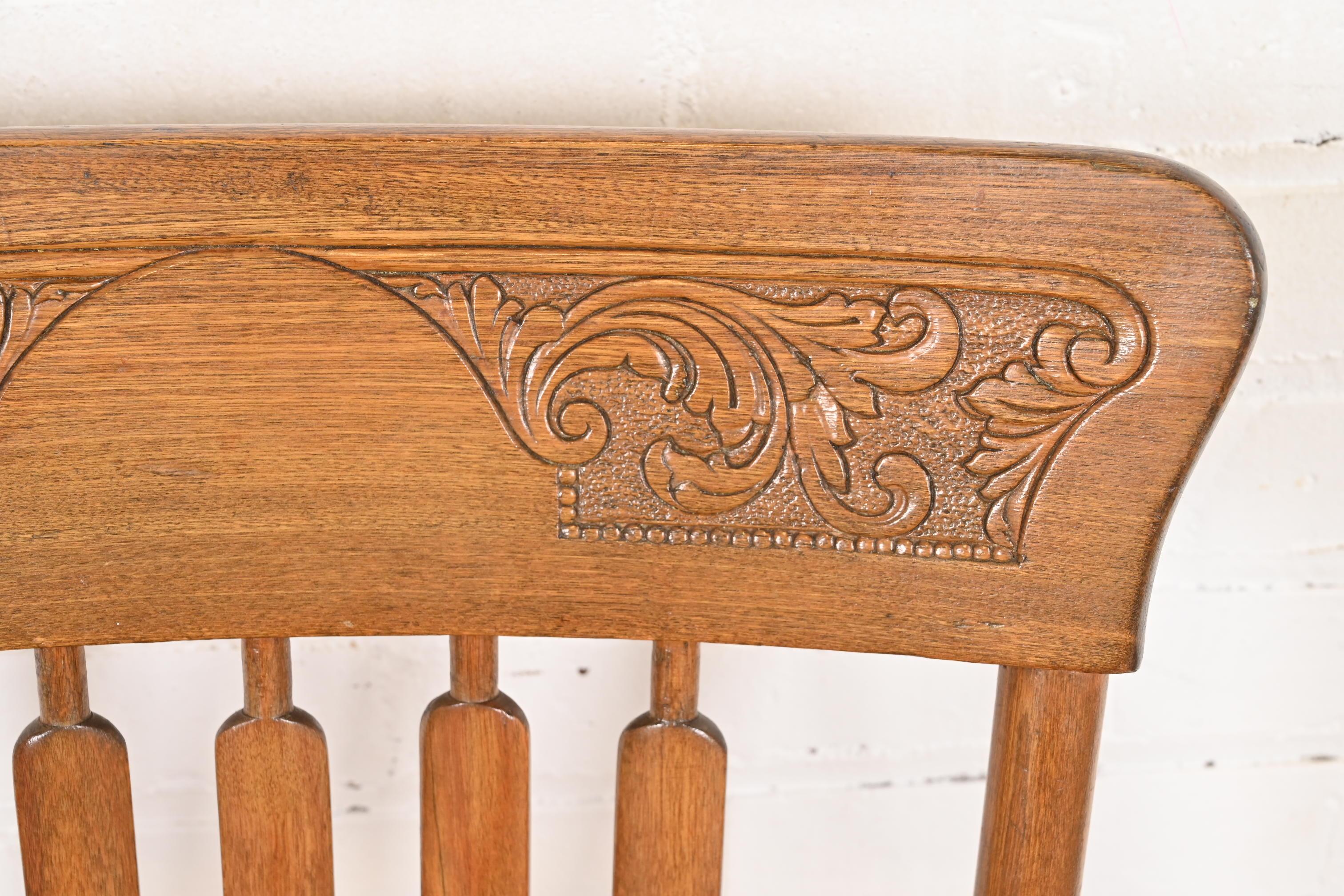 Quercia Antica sedia da pranzo o sedia laterale americana con schienale a fuso in Oak, CIRCA 1900 in vendita