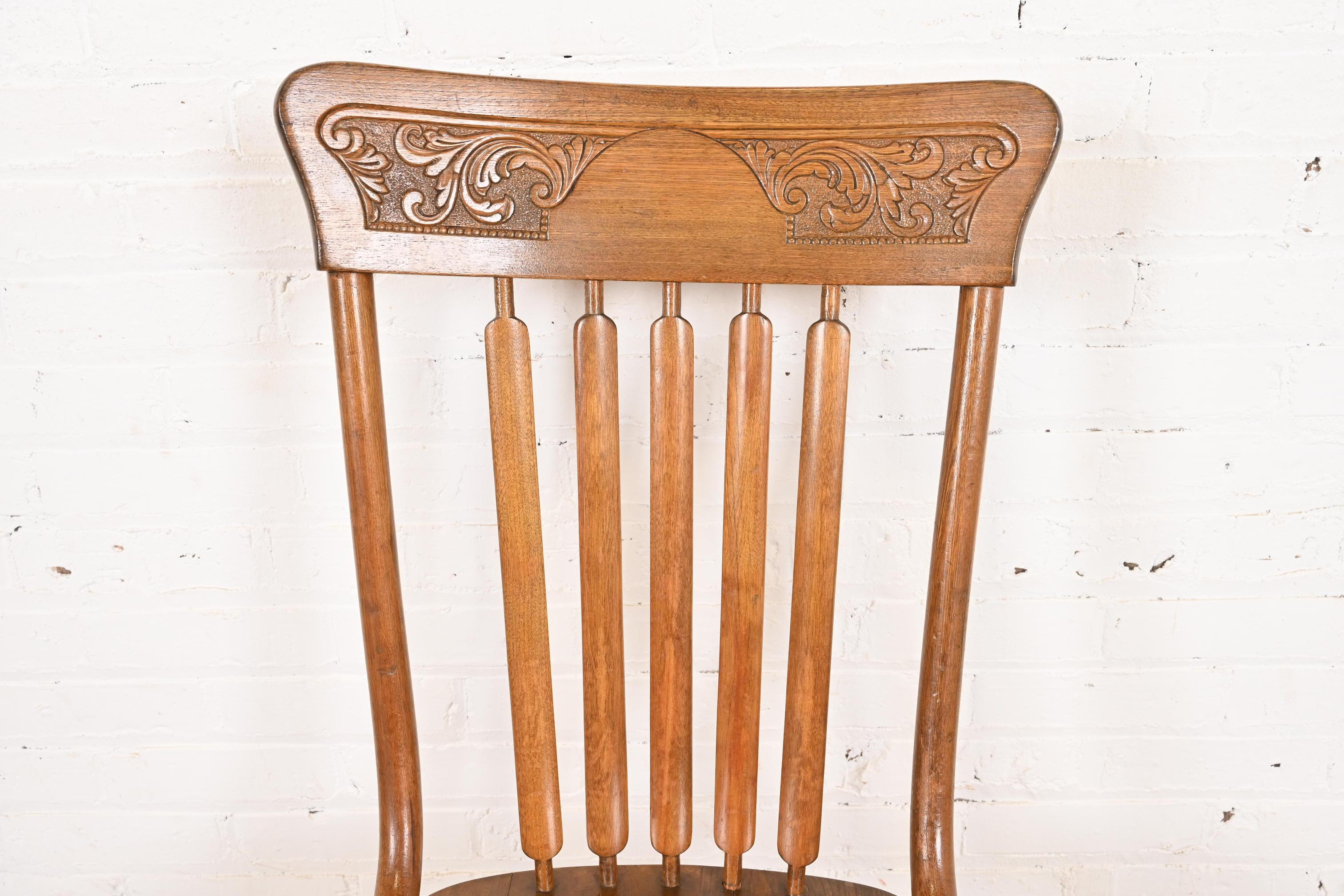 Antica sedia da pranzo o sedia laterale americana con schienale a fuso in Oak, CIRCA 1900 in vendita 1