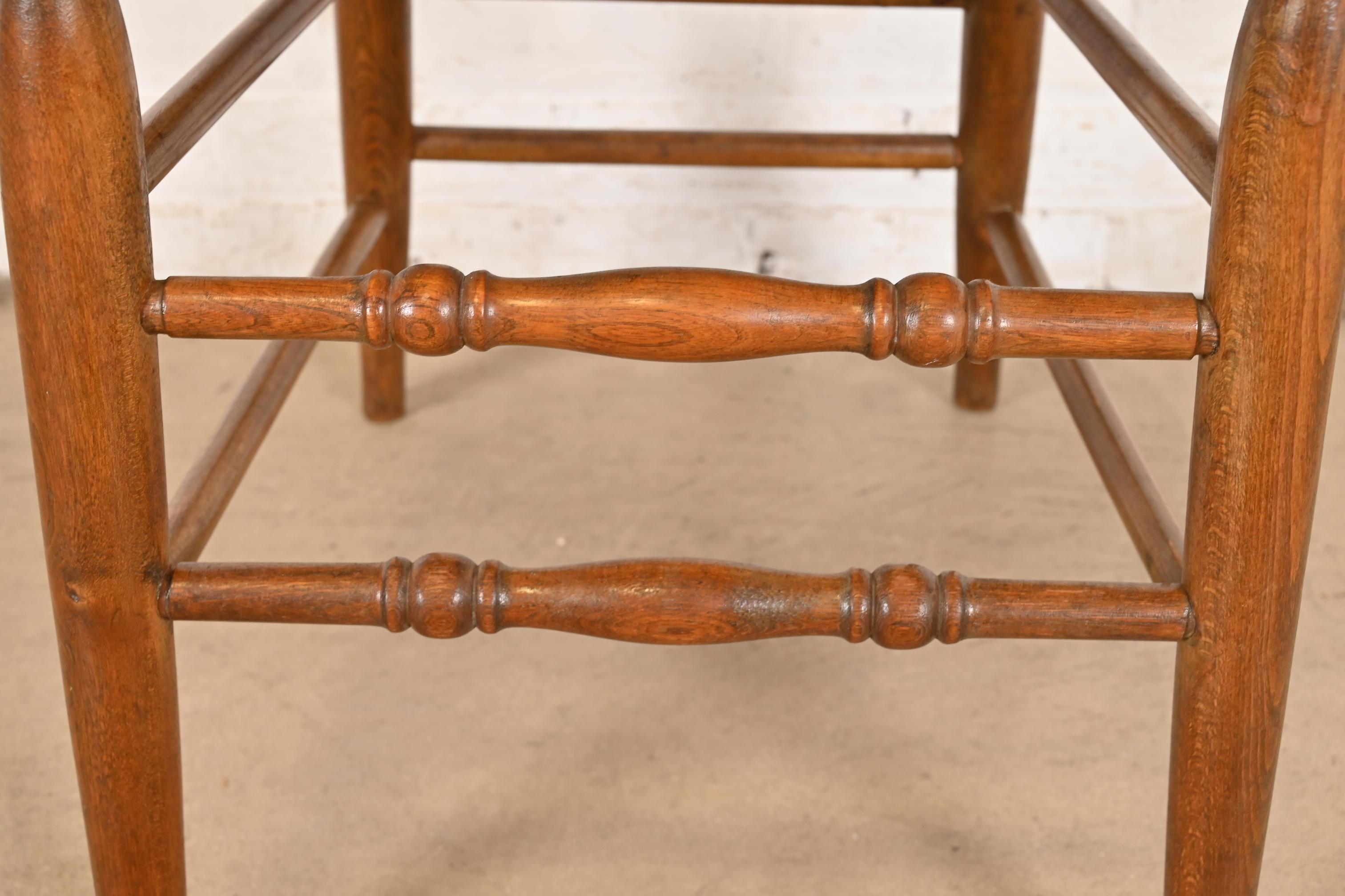 Antica sedia da pranzo o sedia laterale americana con schienale a fuso in Oak, CIRCA 1900 in vendita 2