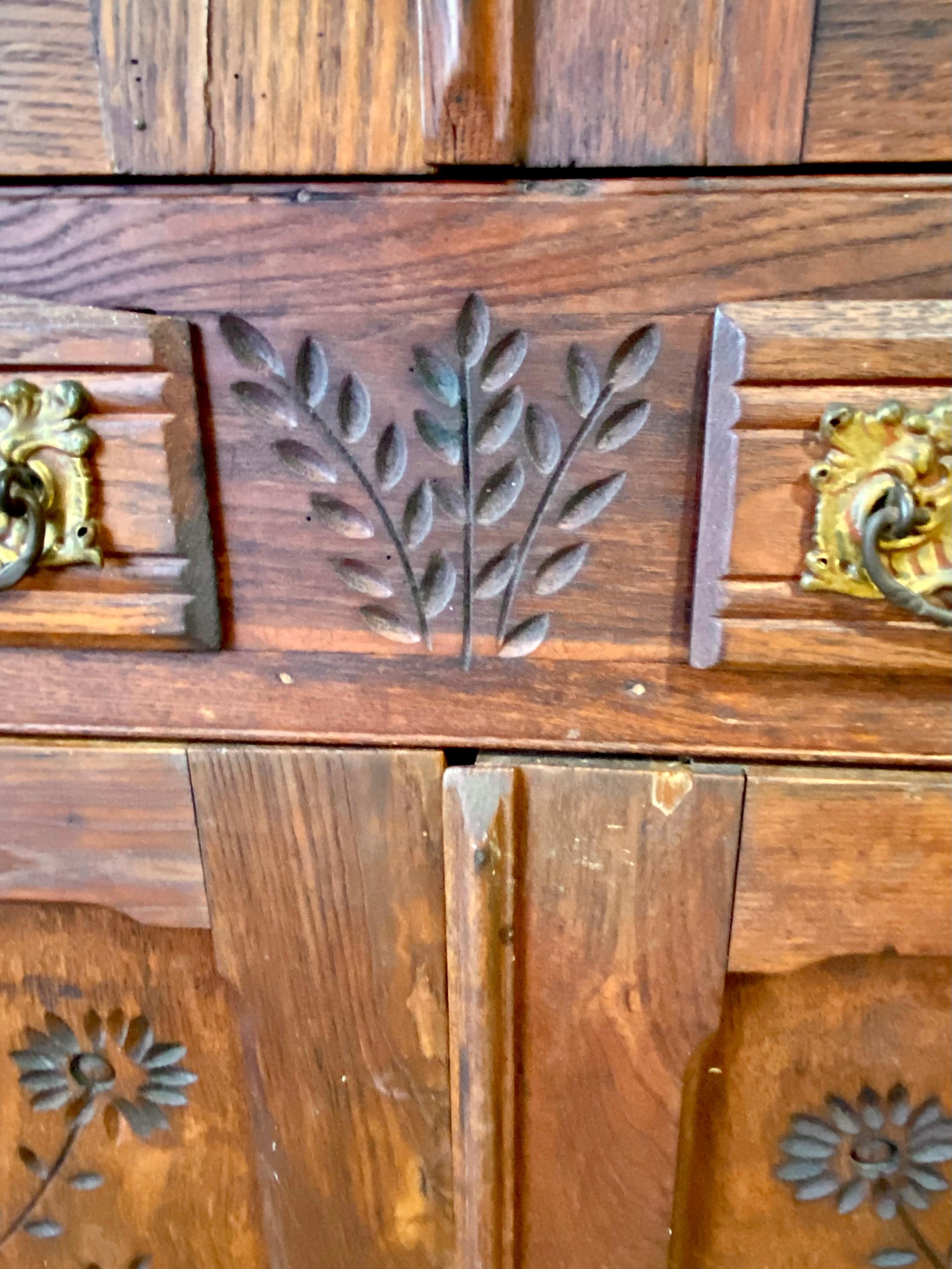 Antique coffre-fort américain sculpté en chêne rouge en vente 2