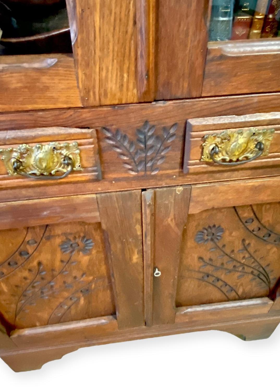 Antique coffre-fort américain sculpté en chêne rouge en vente 3