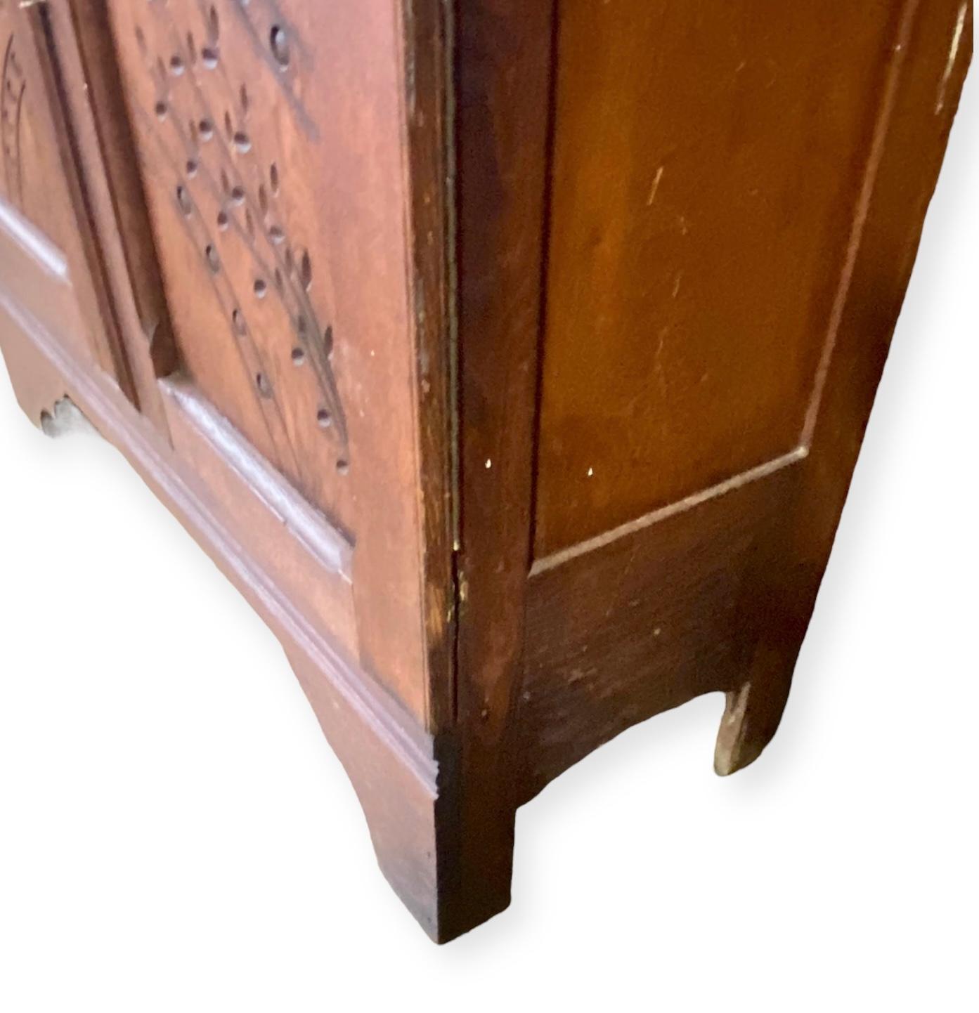 Antique coffre-fort américain sculpté en chêne rouge en vente 5