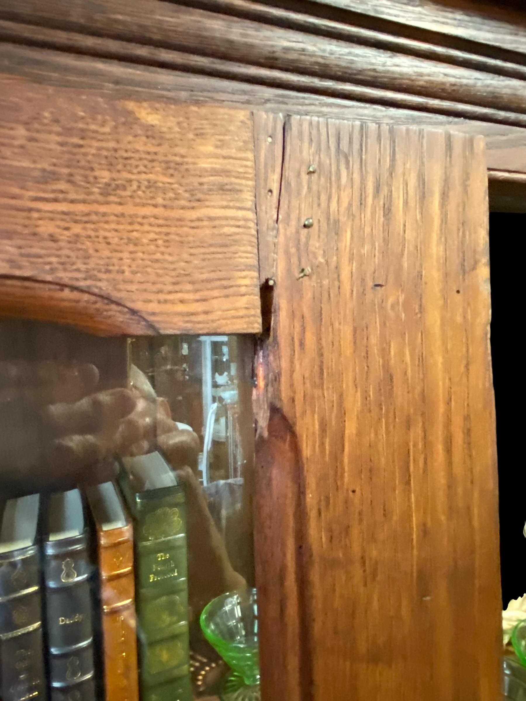 Antique coffre-fort américain sculpté en chêne rouge en vente 6