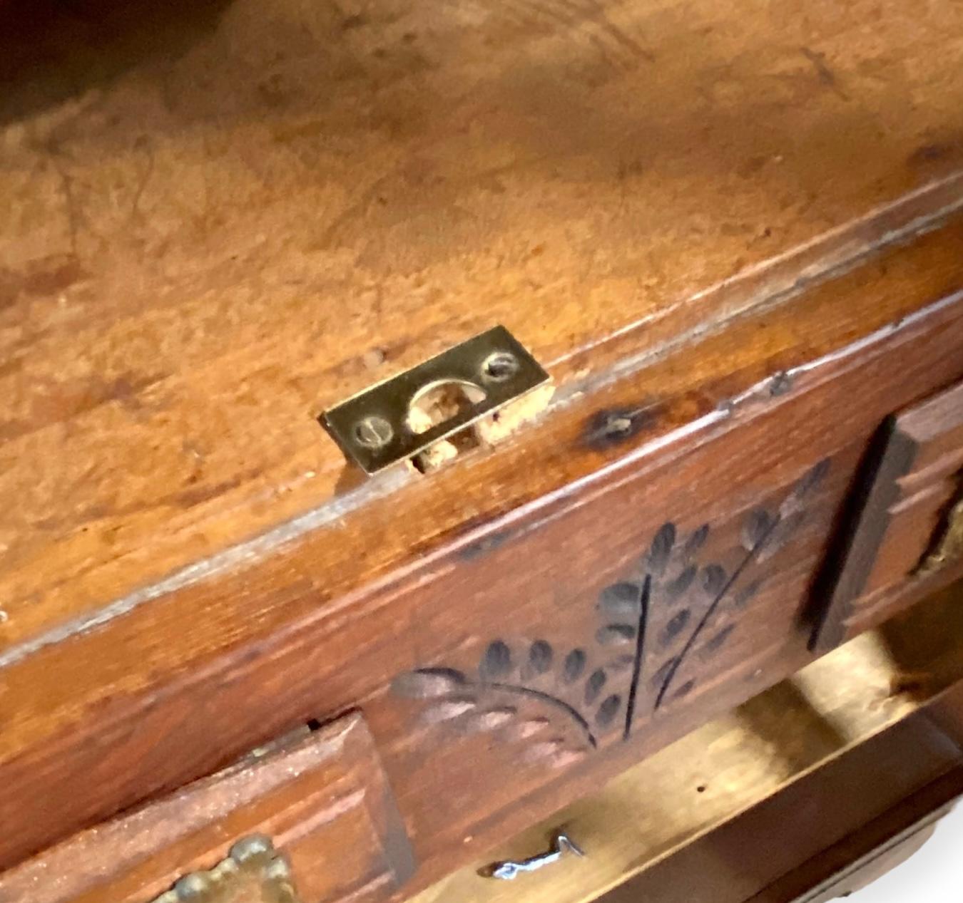 Antique coffre-fort américain sculpté en chêne rouge en vente 7