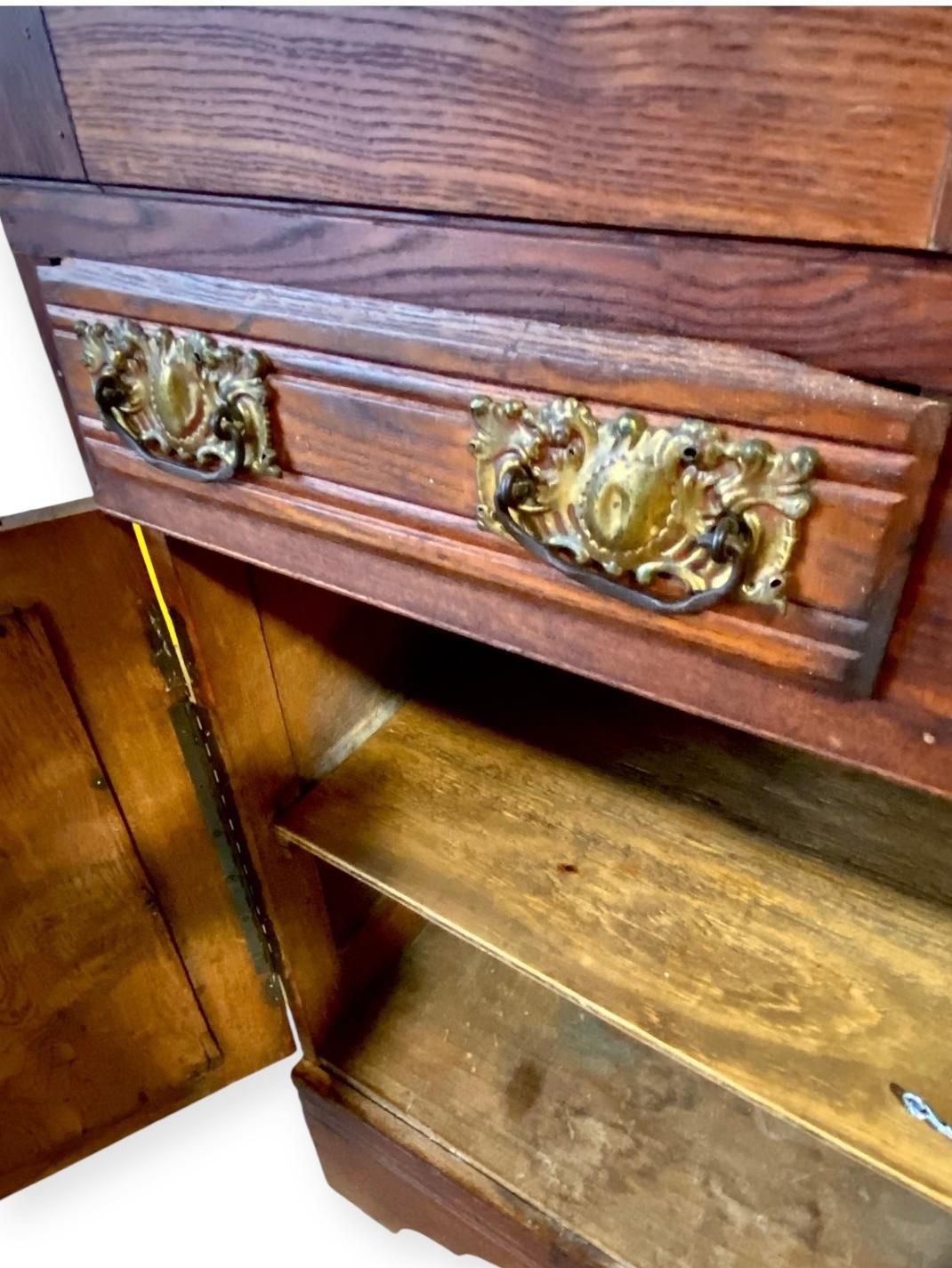 Antique coffre-fort américain sculpté en chêne rouge en vente 9