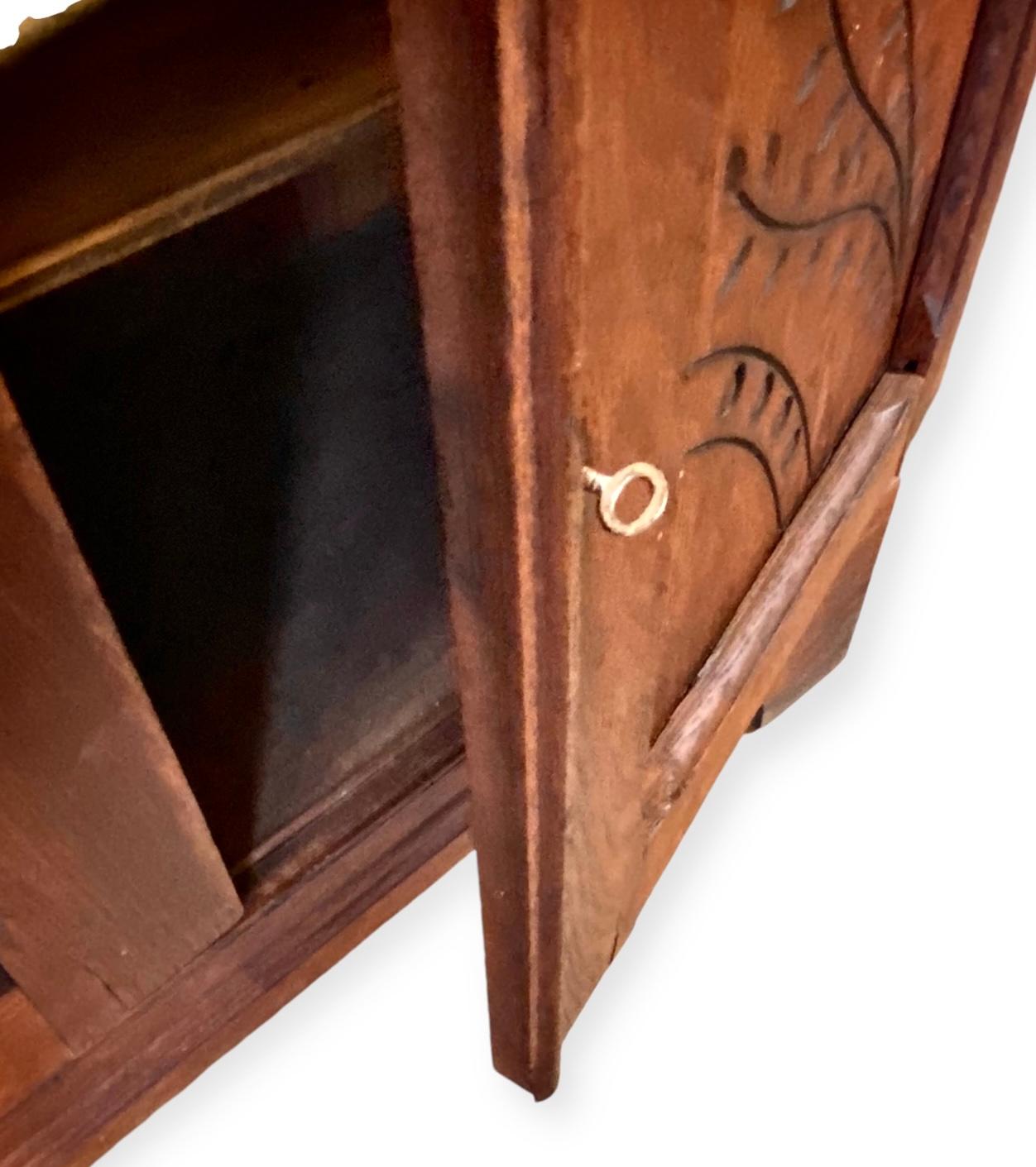 Antique coffre-fort américain sculpté en chêne rouge en vente 11