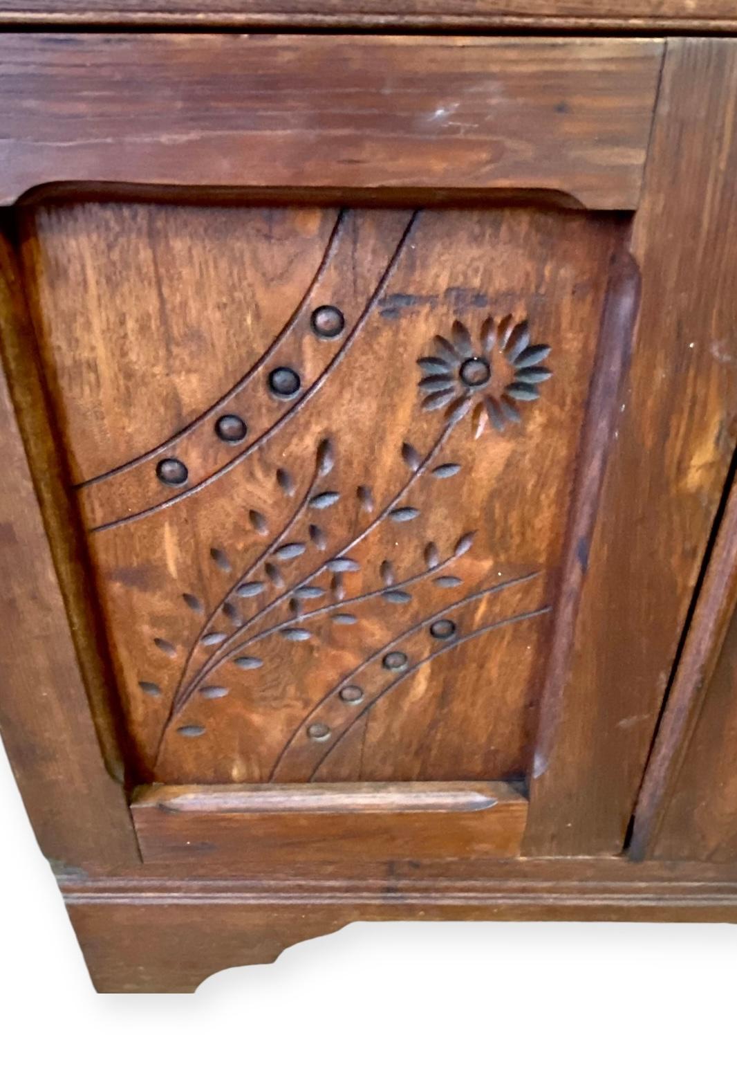 Antique coffre-fort américain sculpté en chêne rouge Bon état - En vente à New Orleans, LA