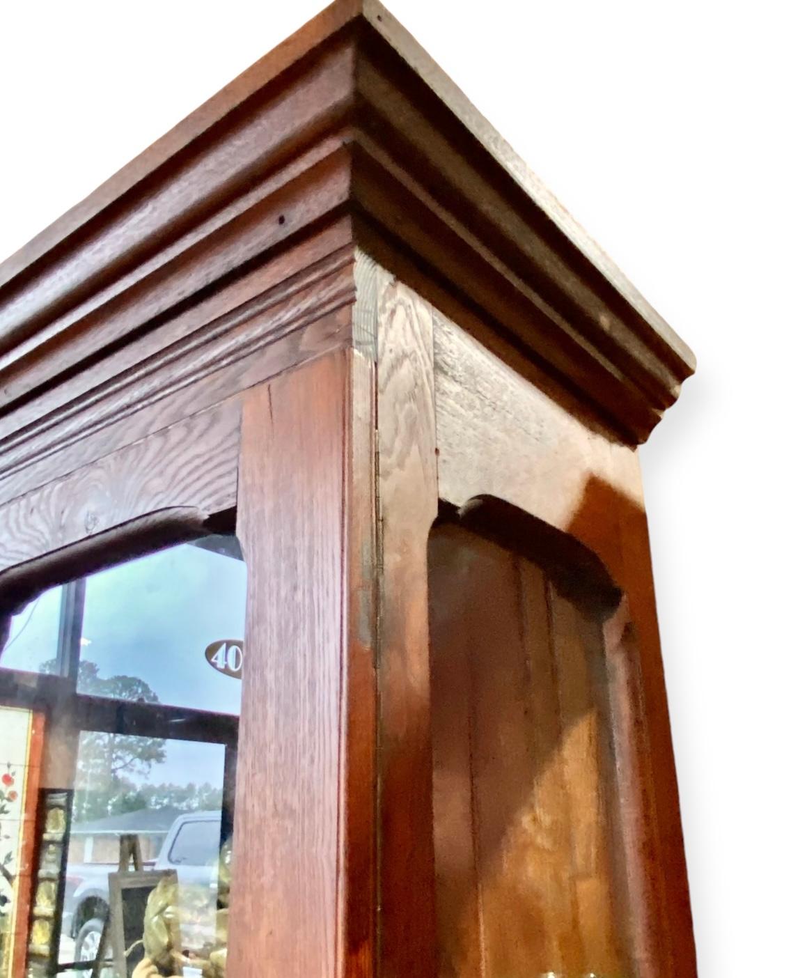 Laiton Antique coffre-fort américain sculpté en chêne rouge en vente
