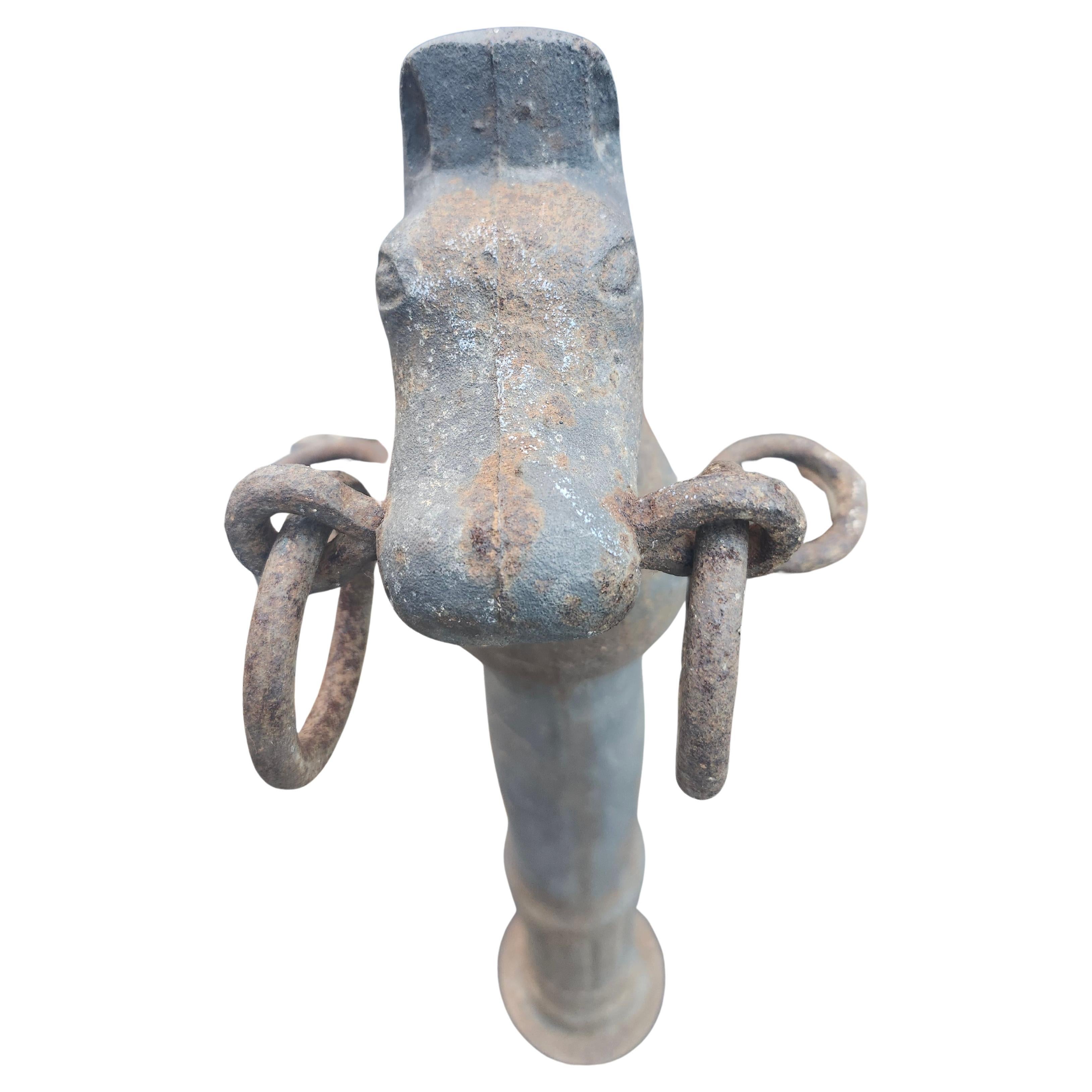 Fantastique poteau d'attelage en fonte américaine avec une forme de tête de cheval assise sur un poteau cannelé décoratif. En excellent état ancien avec une usure minimale.  Plate-forme en tôle d'acier utilisée comme base de montage. Elle provient