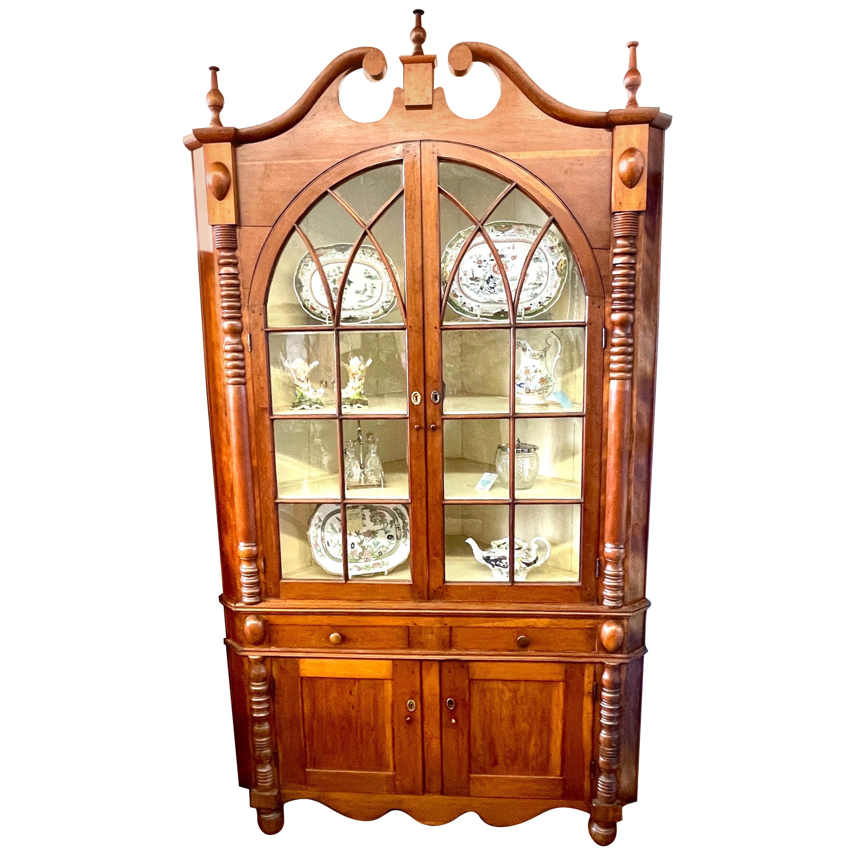 Antiker amerikanischer Eckschrank aus Kirschbaumholz und Pappelholz, Mid-Atlantic Region