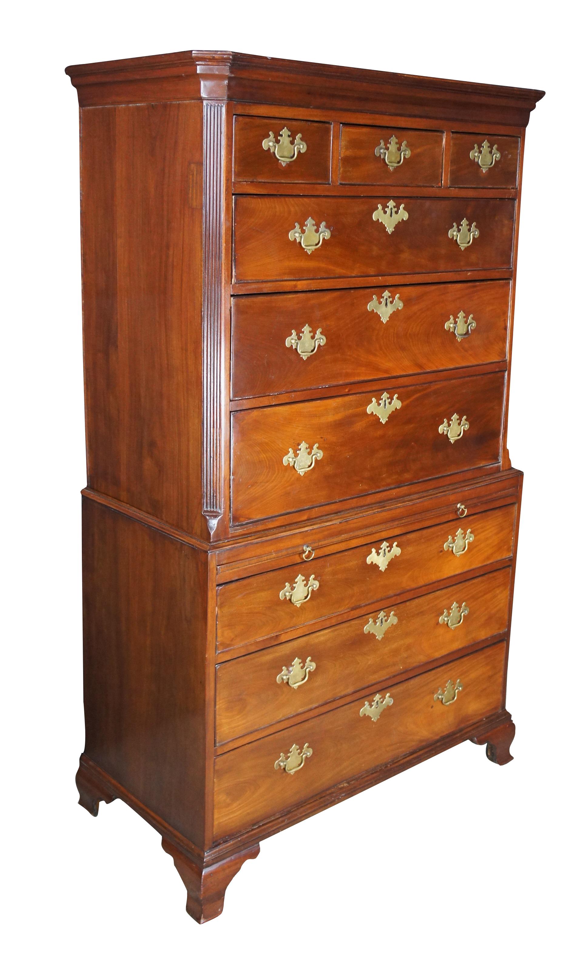 Ein exquisiter amerikanischer Chippendale-Highboy, um 1790.  Verfügt über ein Mahagoni-Gehäuse mit 9 handverzahnten Schubladen aus Eichenholz mit massiven, klassischen Ballengriffen aus massivem Messing und einer großen ausziehbaren