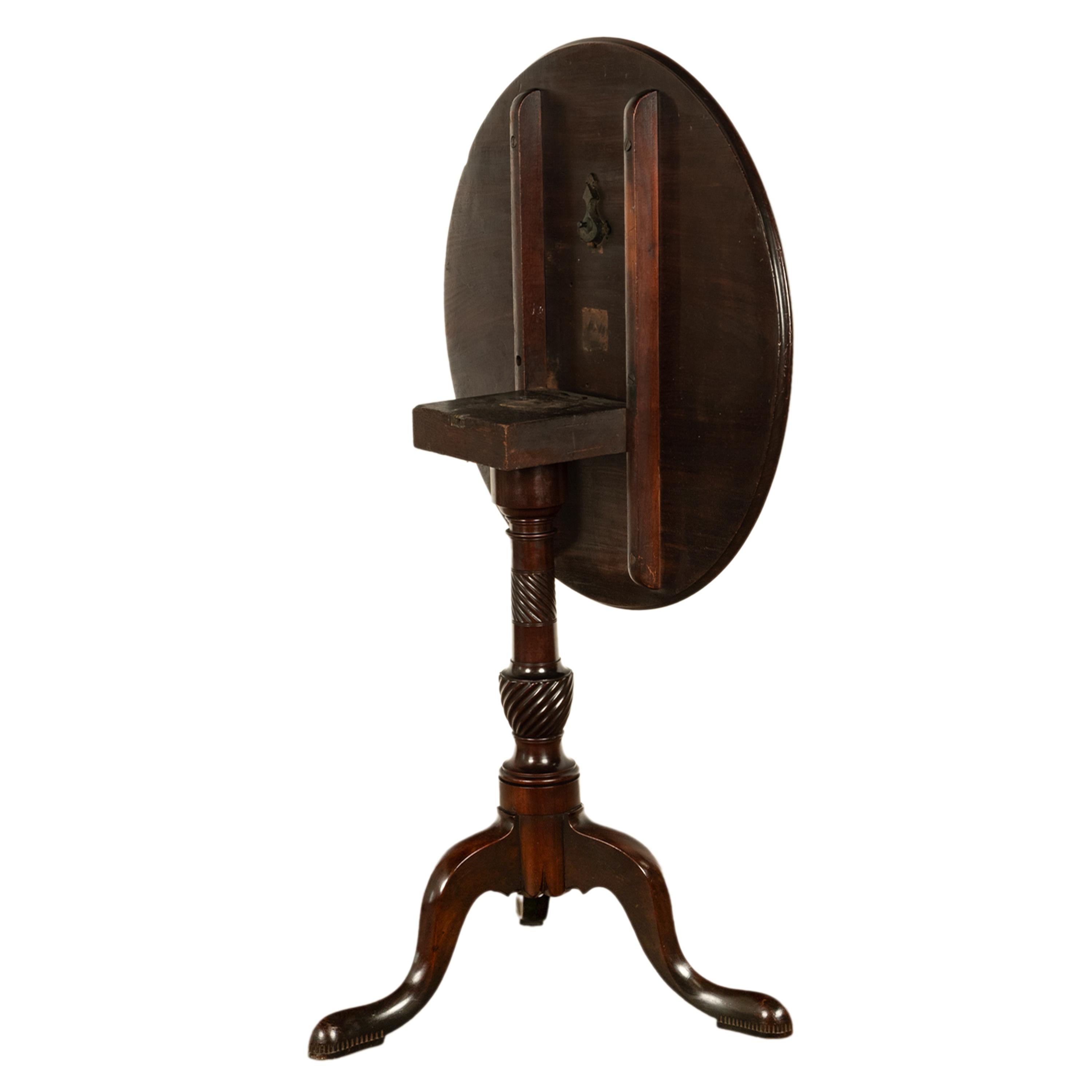 Late 18th Century Antique American Chippendale Mahogany Tilt-Top Table Candlestand Philadelphia For Sale
