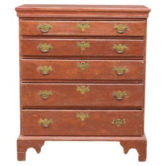 Ancienne commode américaine Chippendale peinte en rouge, Nouvelle-Angleterre, 18e siècle